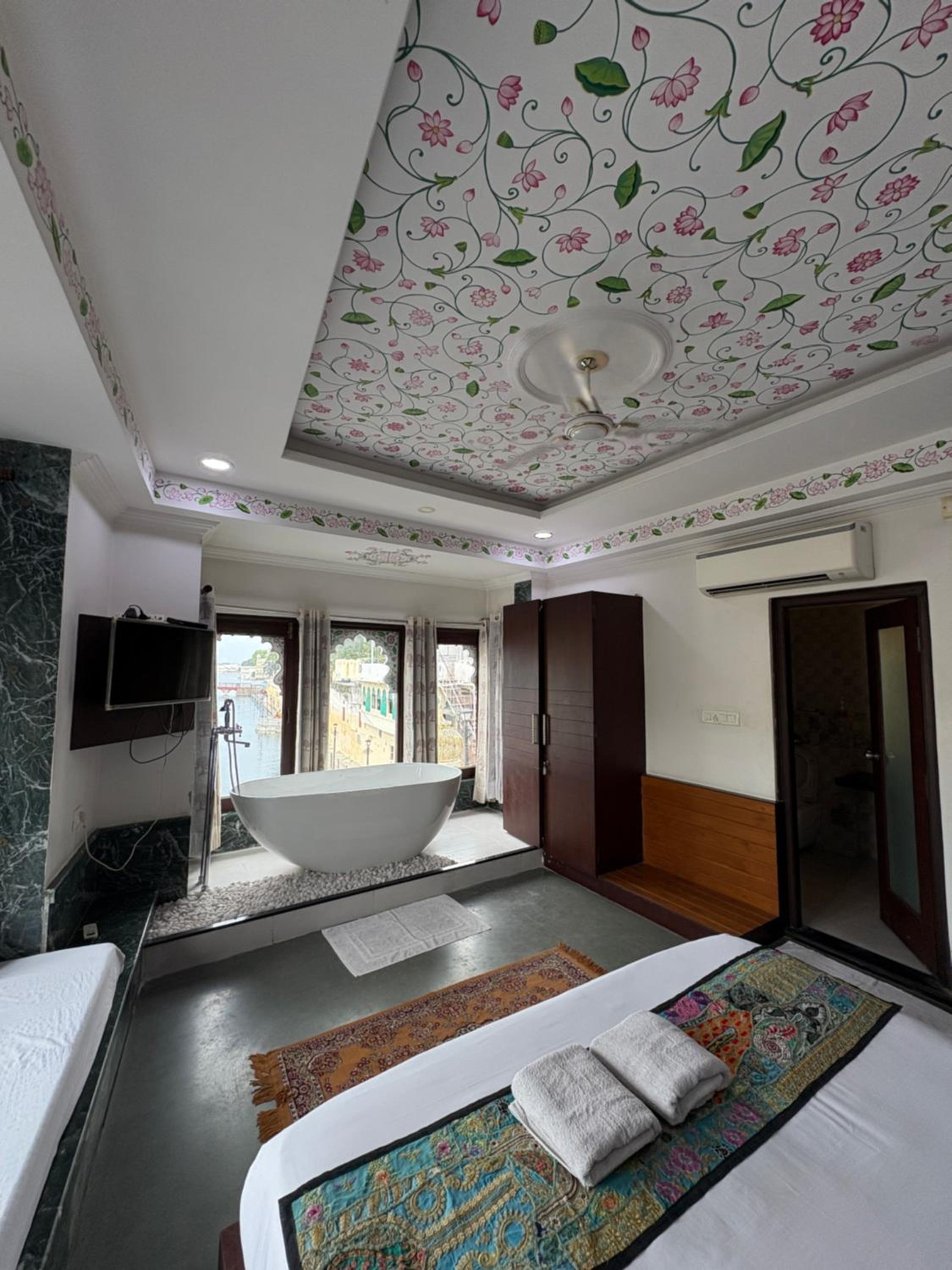 Queen Suite with Spa Bath photo 1