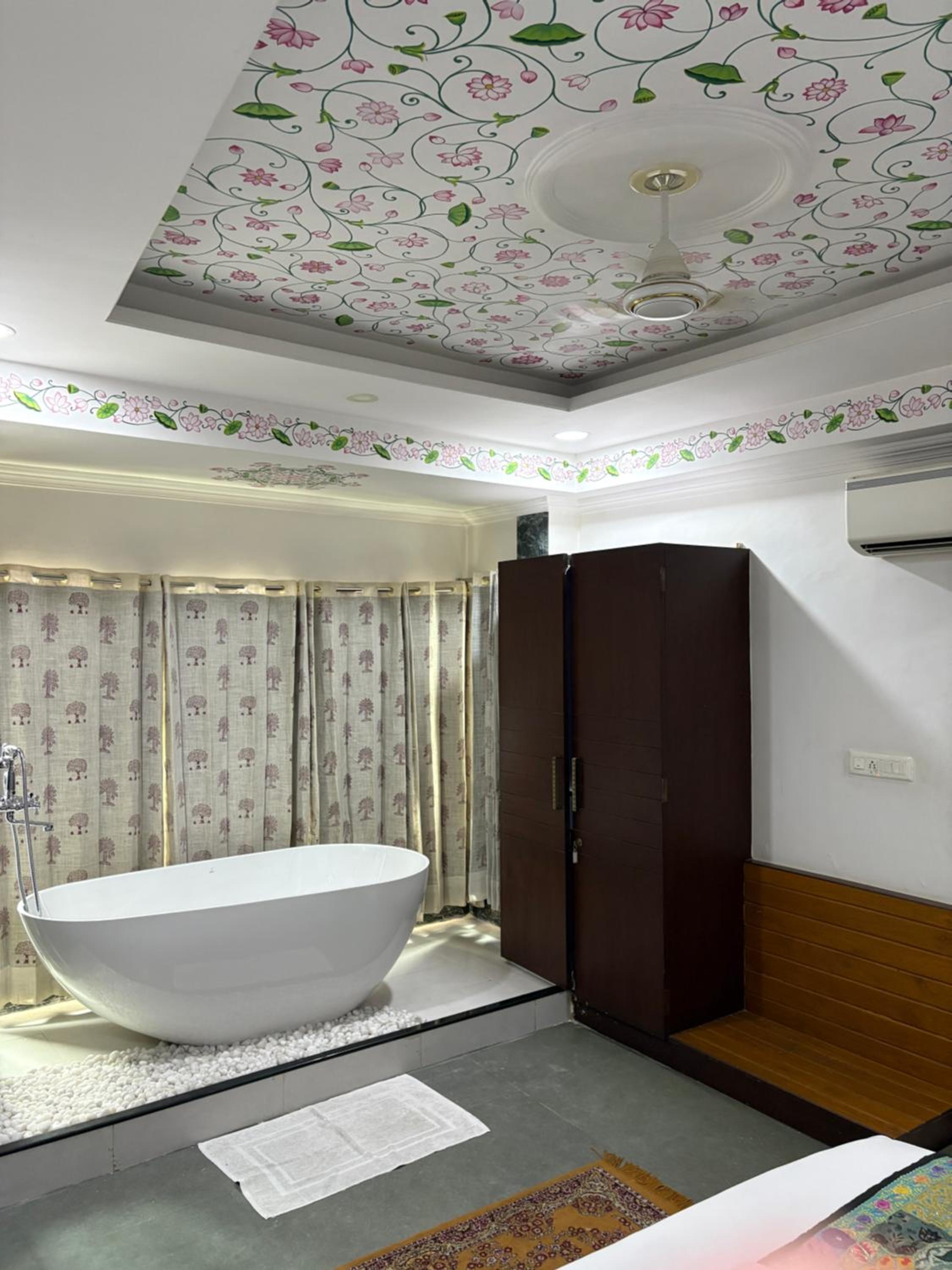 Queen Suite with Spa Bath photo 2