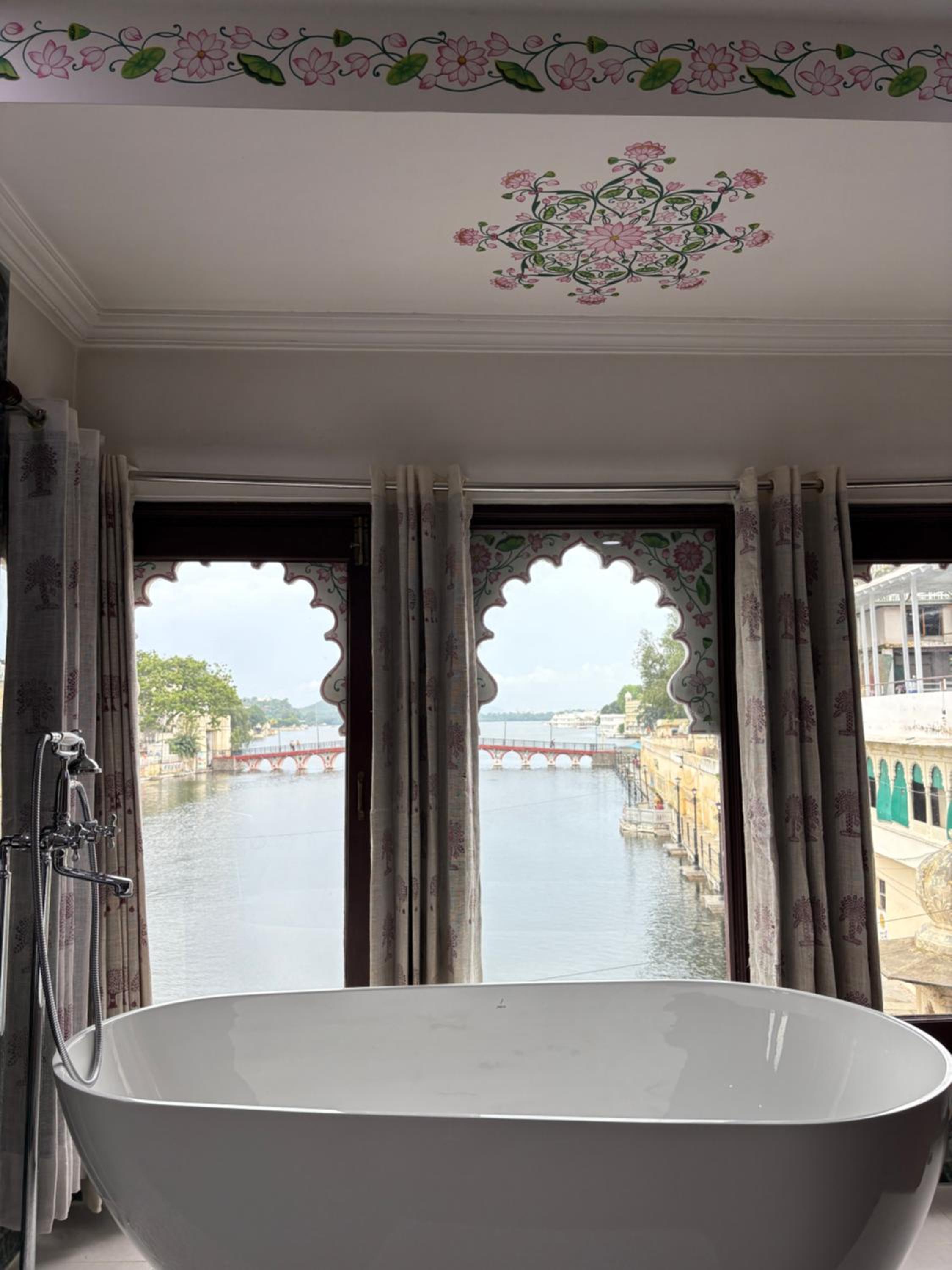 Queen Suite with Spa Bath photo 3