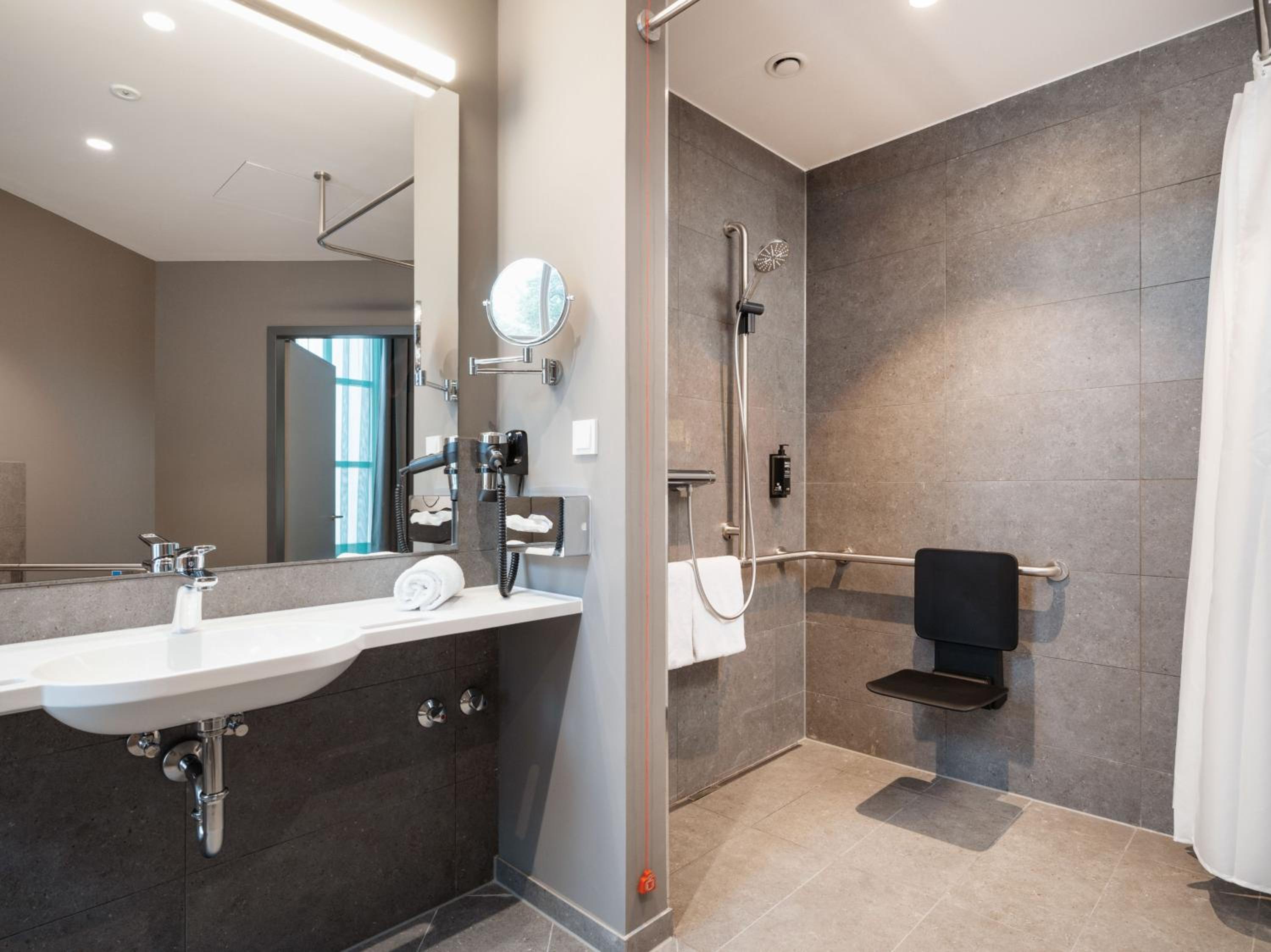Standard Double Room - Mobility Accessible photo 3