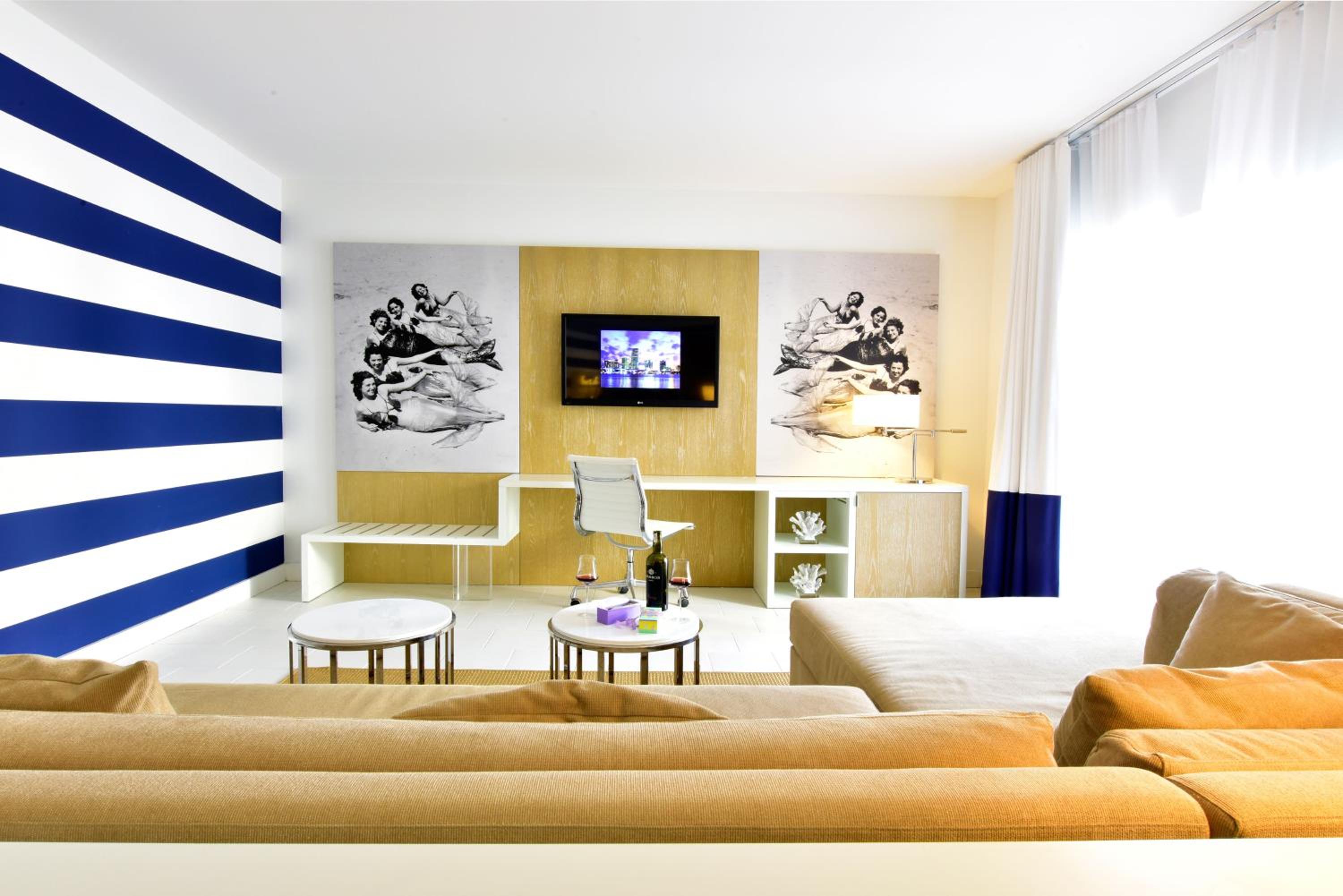 One-Bedroom Suite Pool View (3 People) - Photo 3