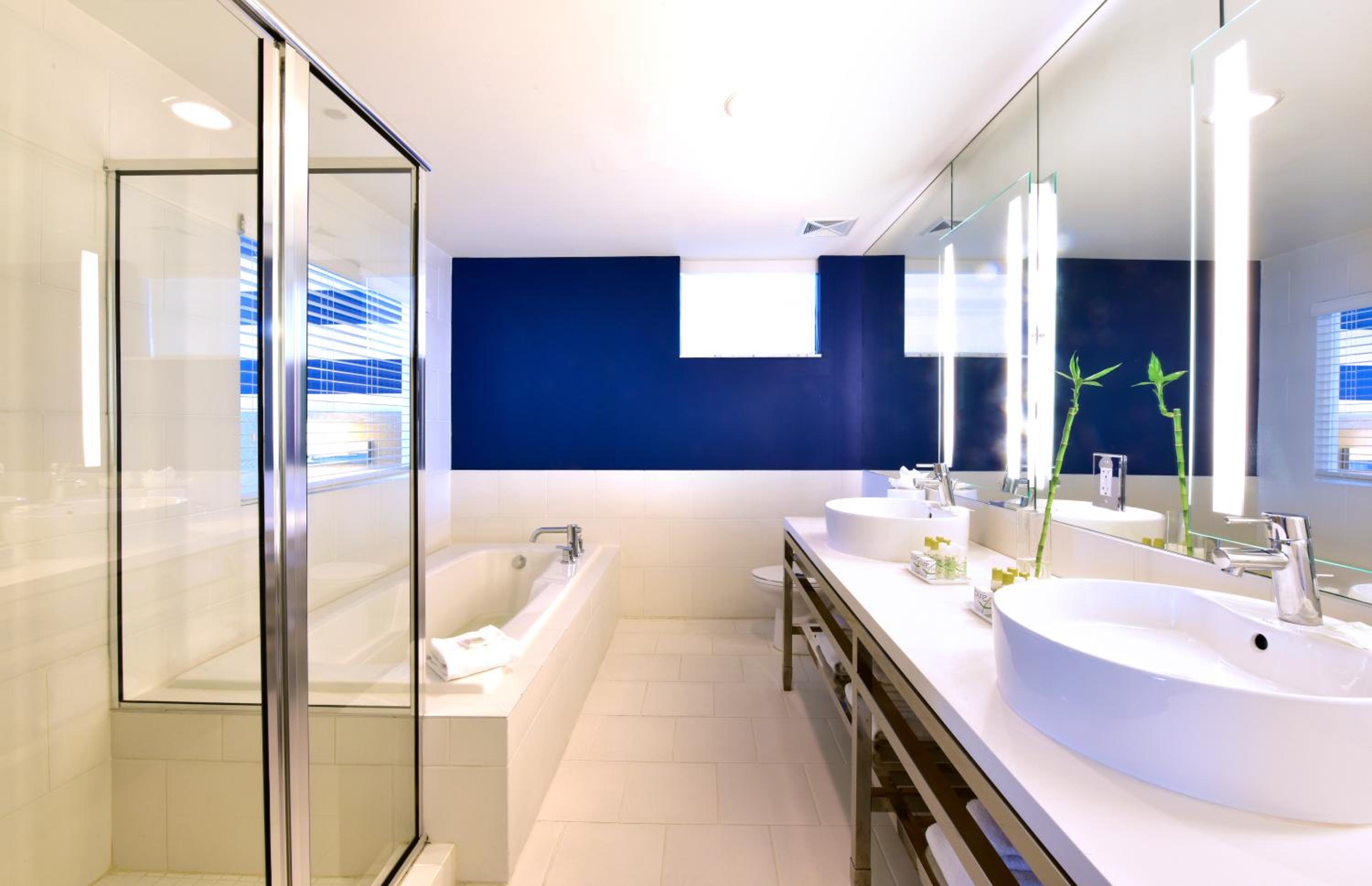 One-Bedroom Suite Pool View (3 People) - Photo 4