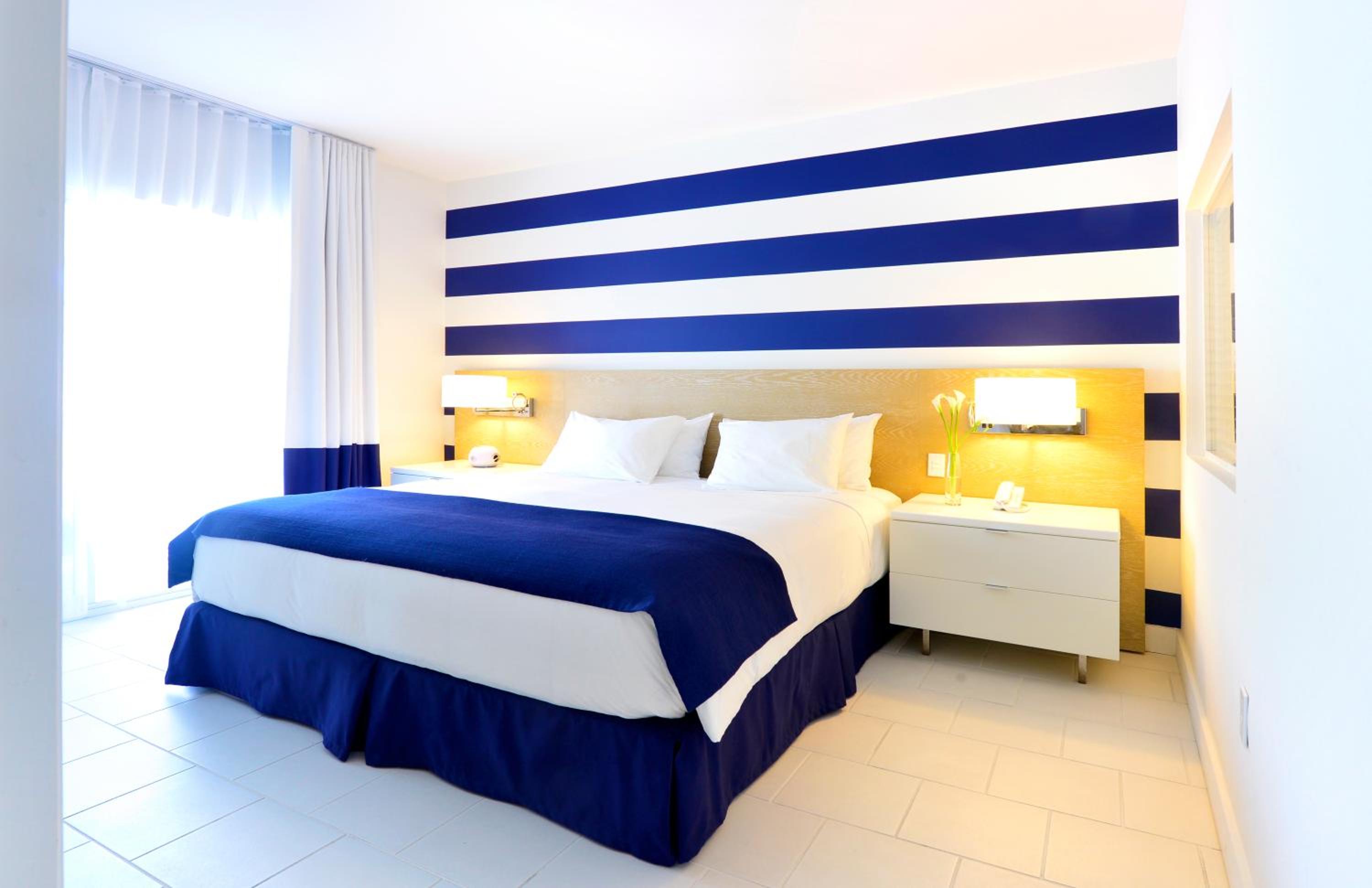 Two-Bedroom Suite Pool View (4 People) - Photo 4