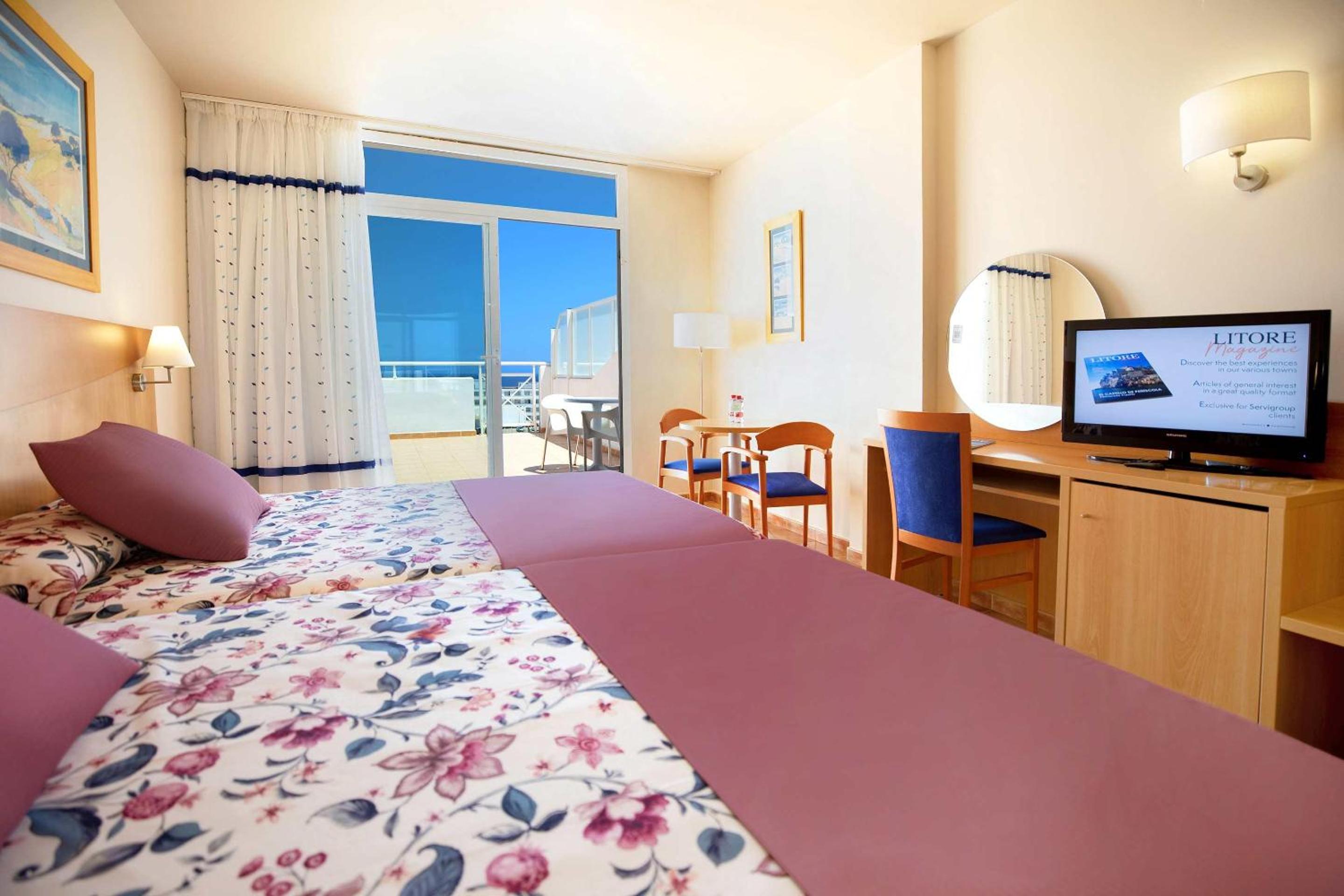 Double Room (3 adults + 1 child) - 2 double beds photo 1