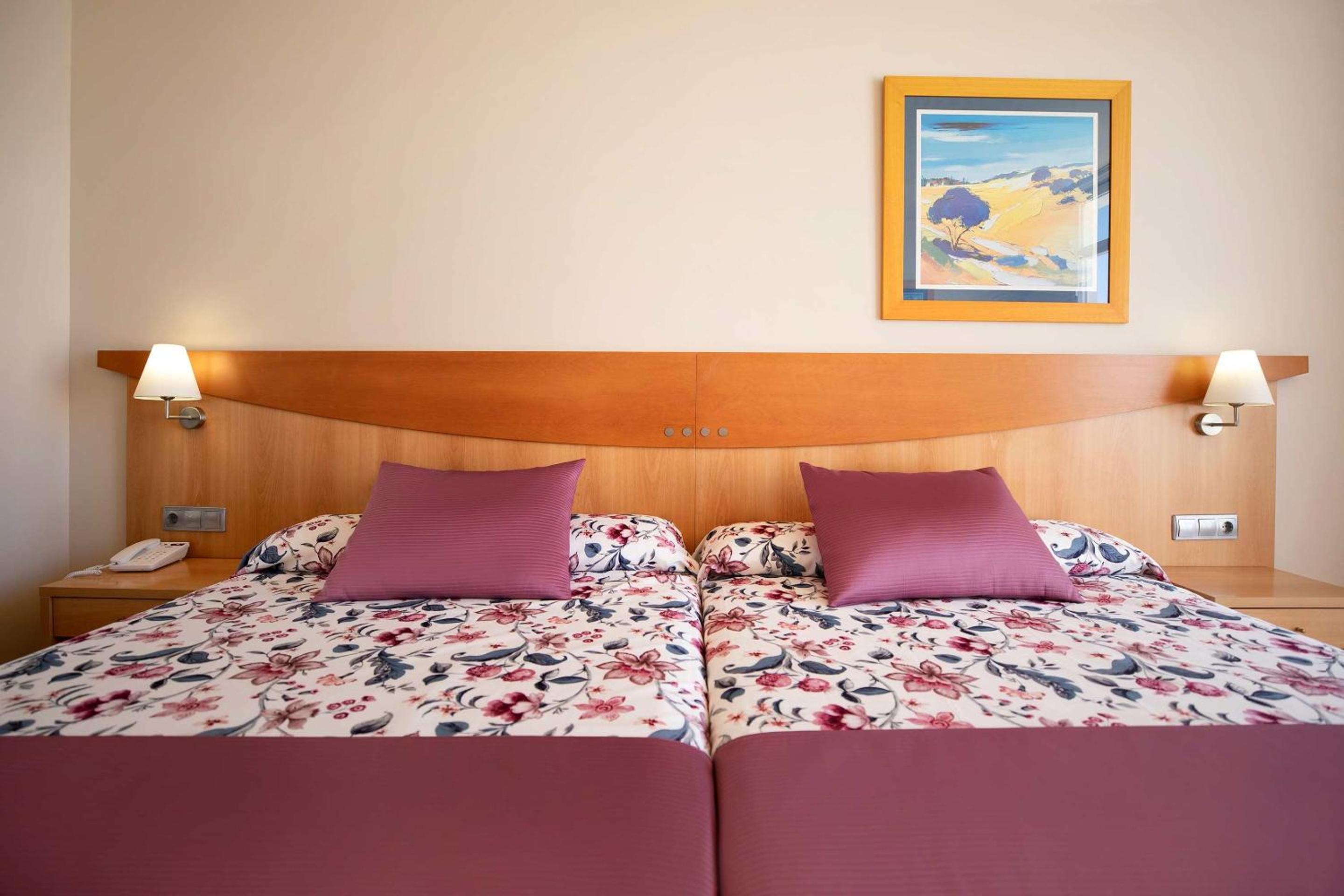 Double Room (3 adults + 1 child) - 2 double beds photo 3