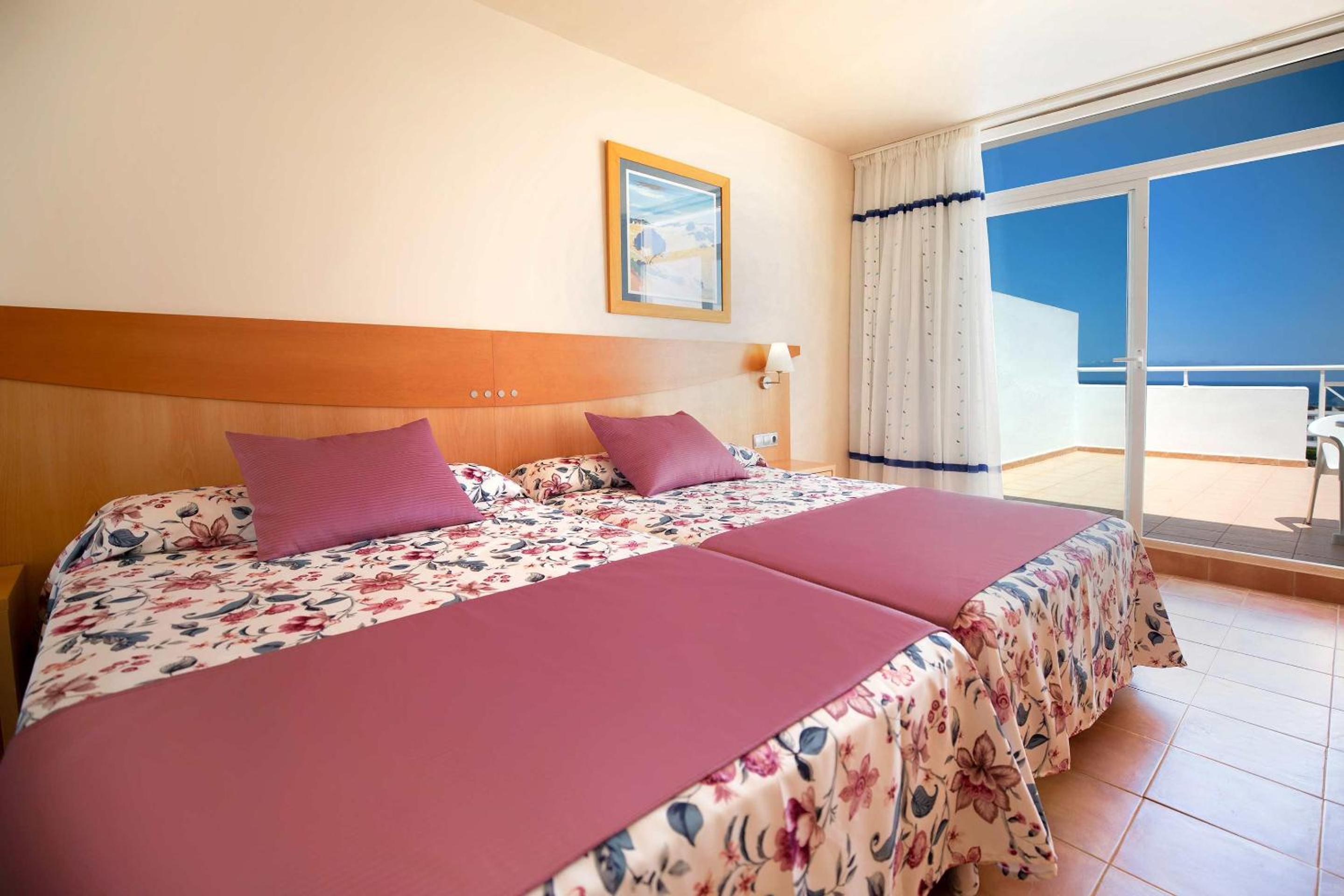Double Room (3 adults + 1 child) - 2 double beds photo 2