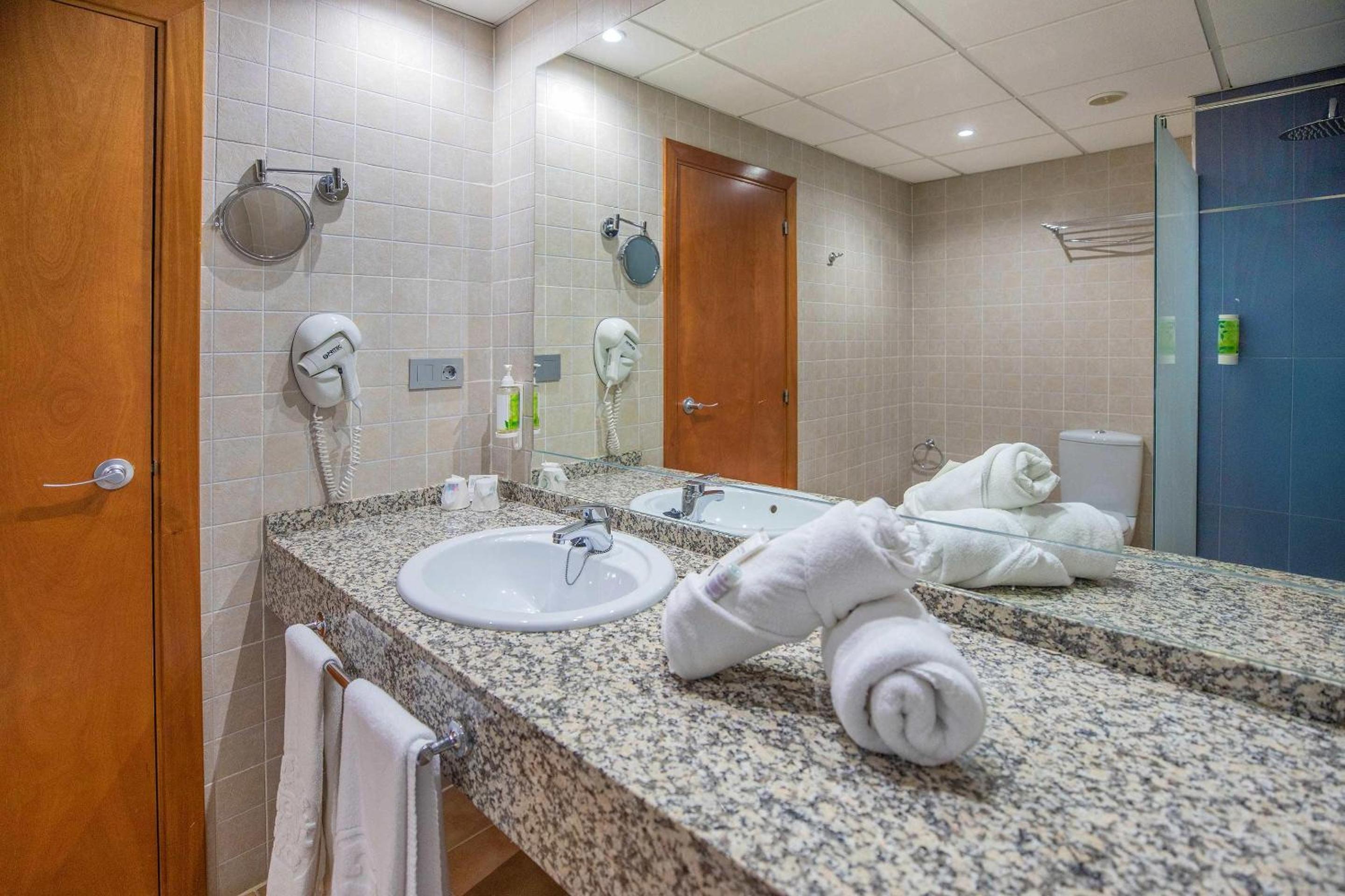 Double Room (3 adults + 1 child) - 2 double beds Double Room (3 adults + 1 child) - 2 double beds