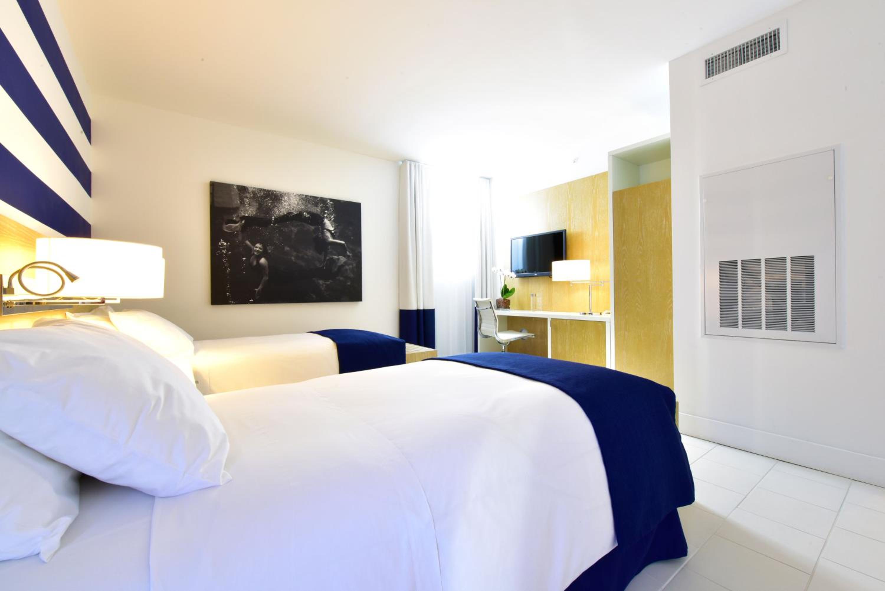 Two-Bedroom Suite Pool View (4 People) - Photo 5