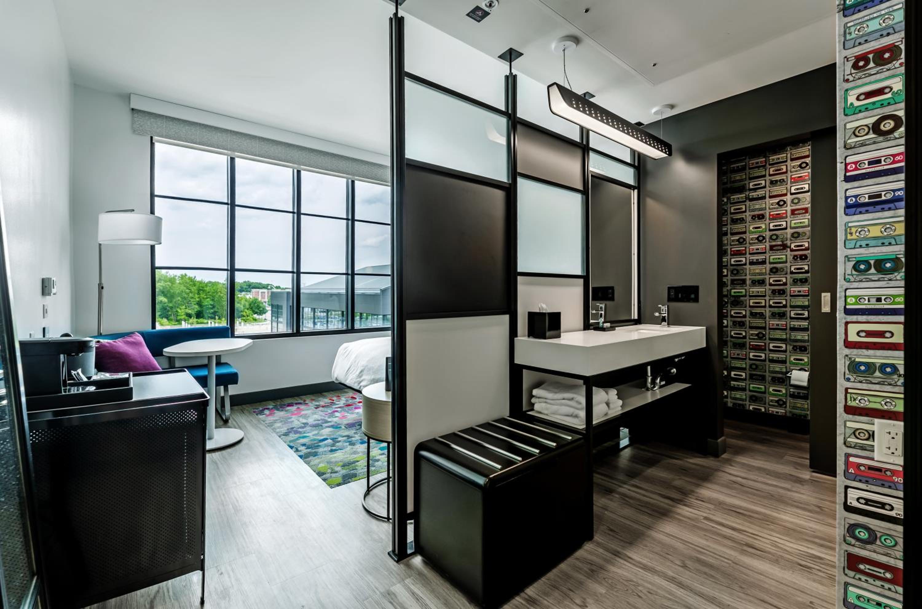 Aloft Queen Room - Photo 2