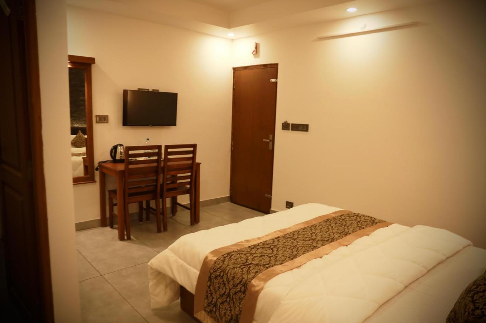 Deluxe Double Room (2 Adults + 1 Child)