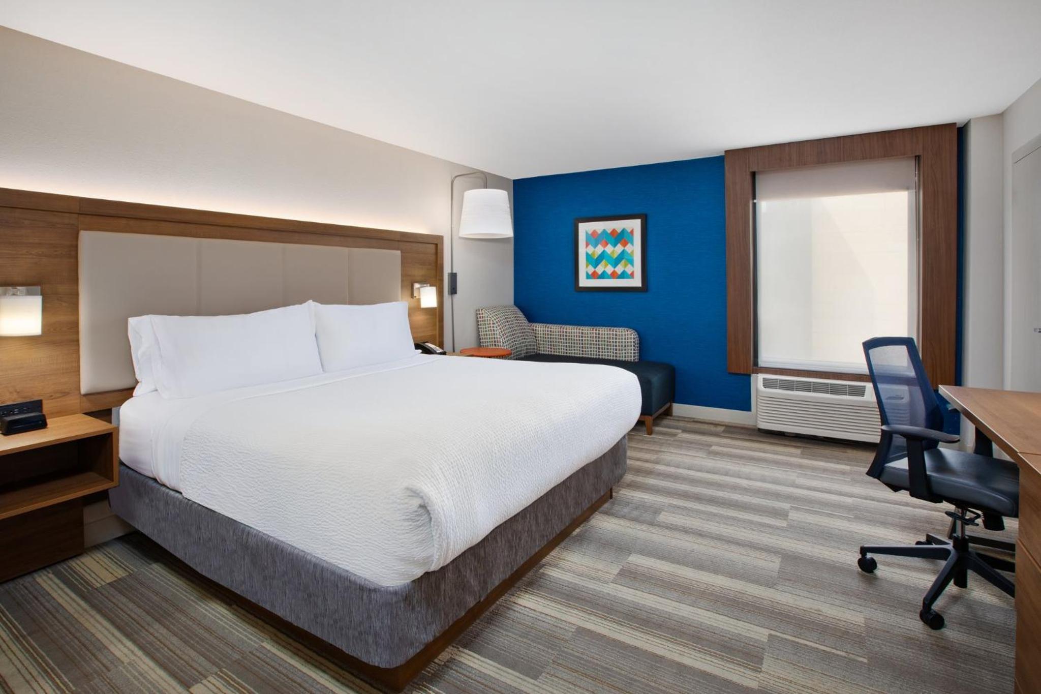 Standard King Room - High Floor thumbnail 5