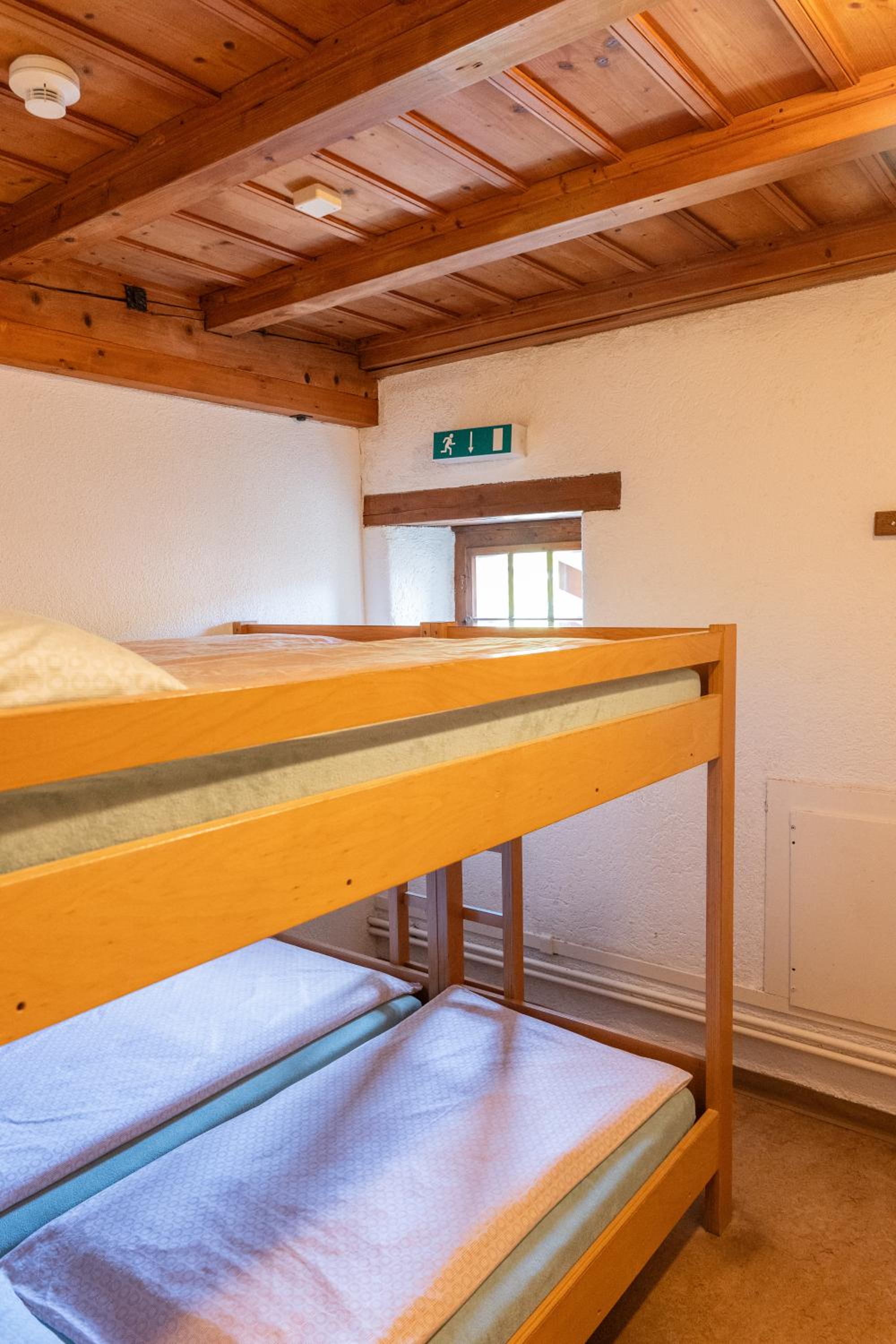 Quadruple Room with Shared Bathroom photo 2