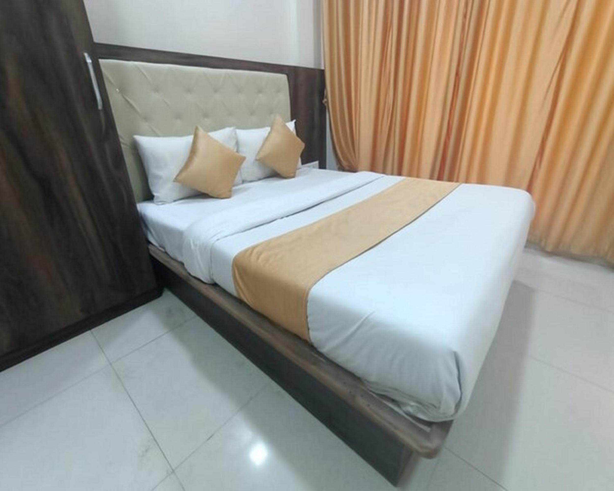 Deluxe Room - Photo 13