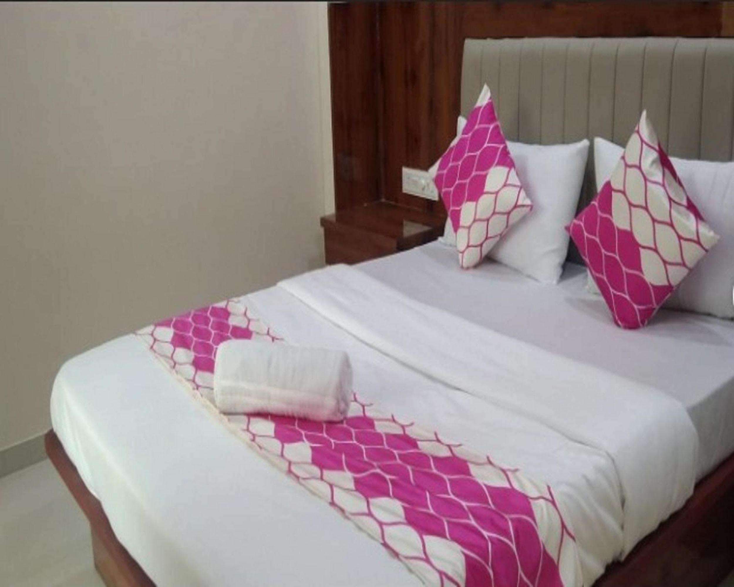Deluxe Room - Photo 12