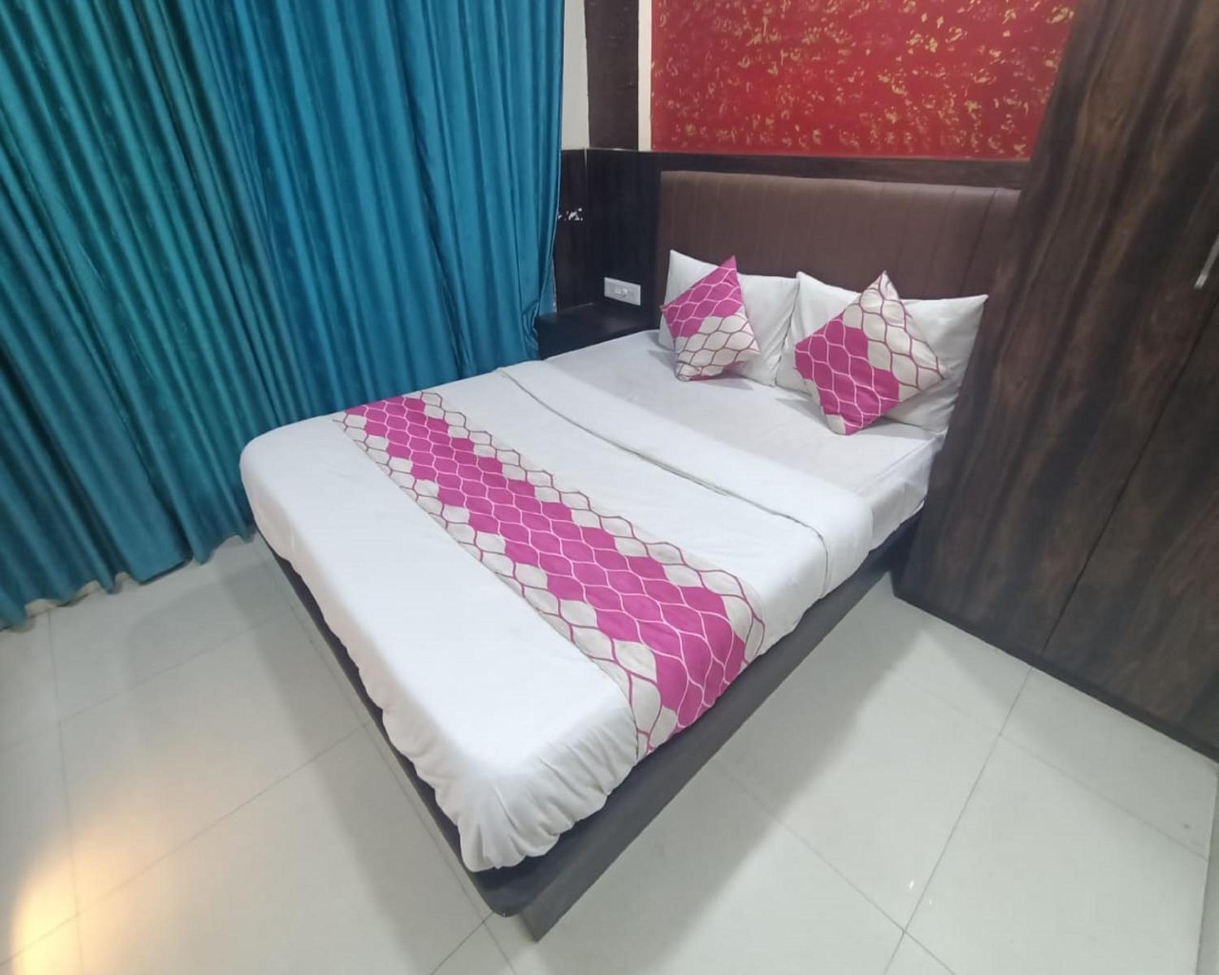Deluxe Room - Photo 7
