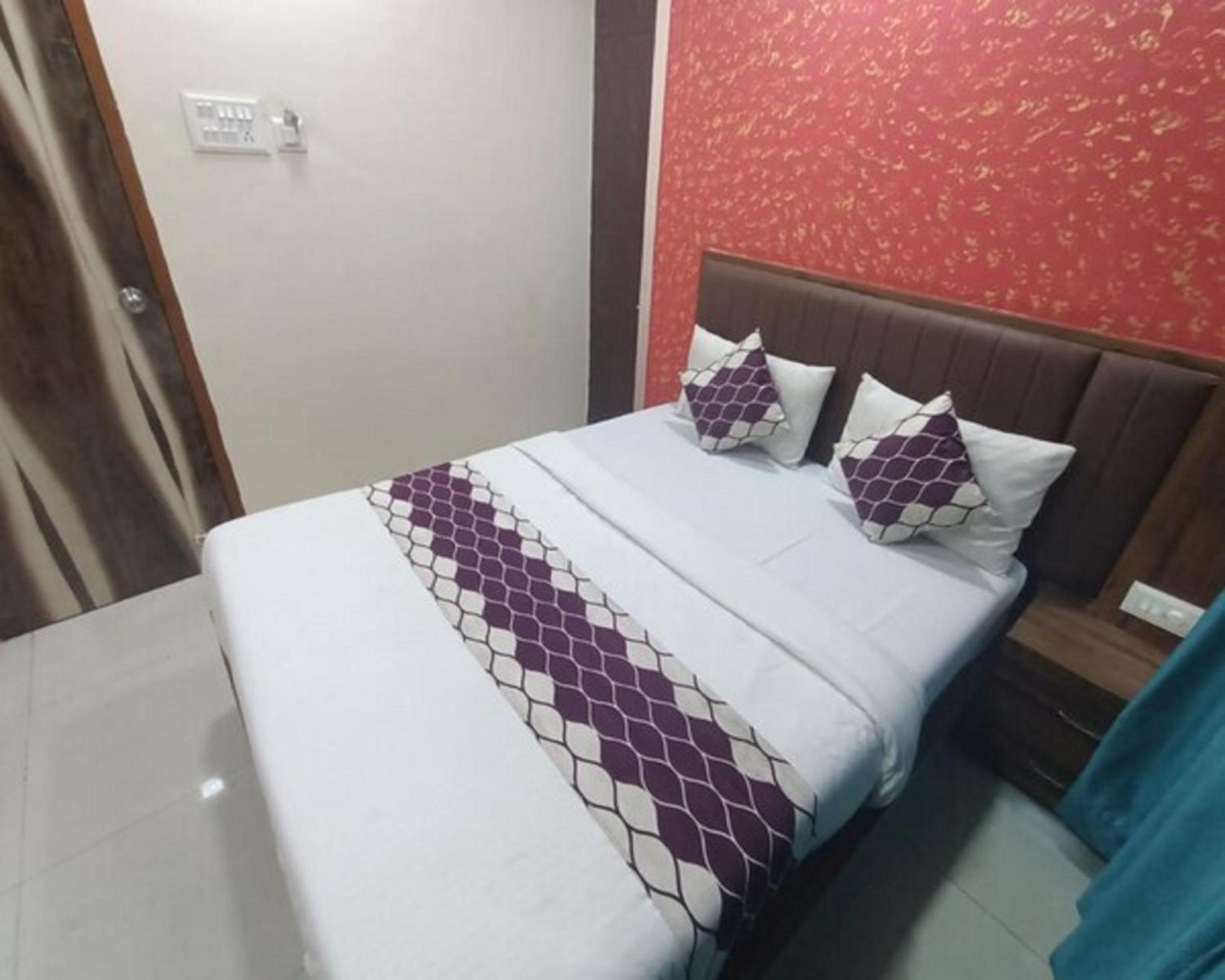 Deluxe Room - Photo 15