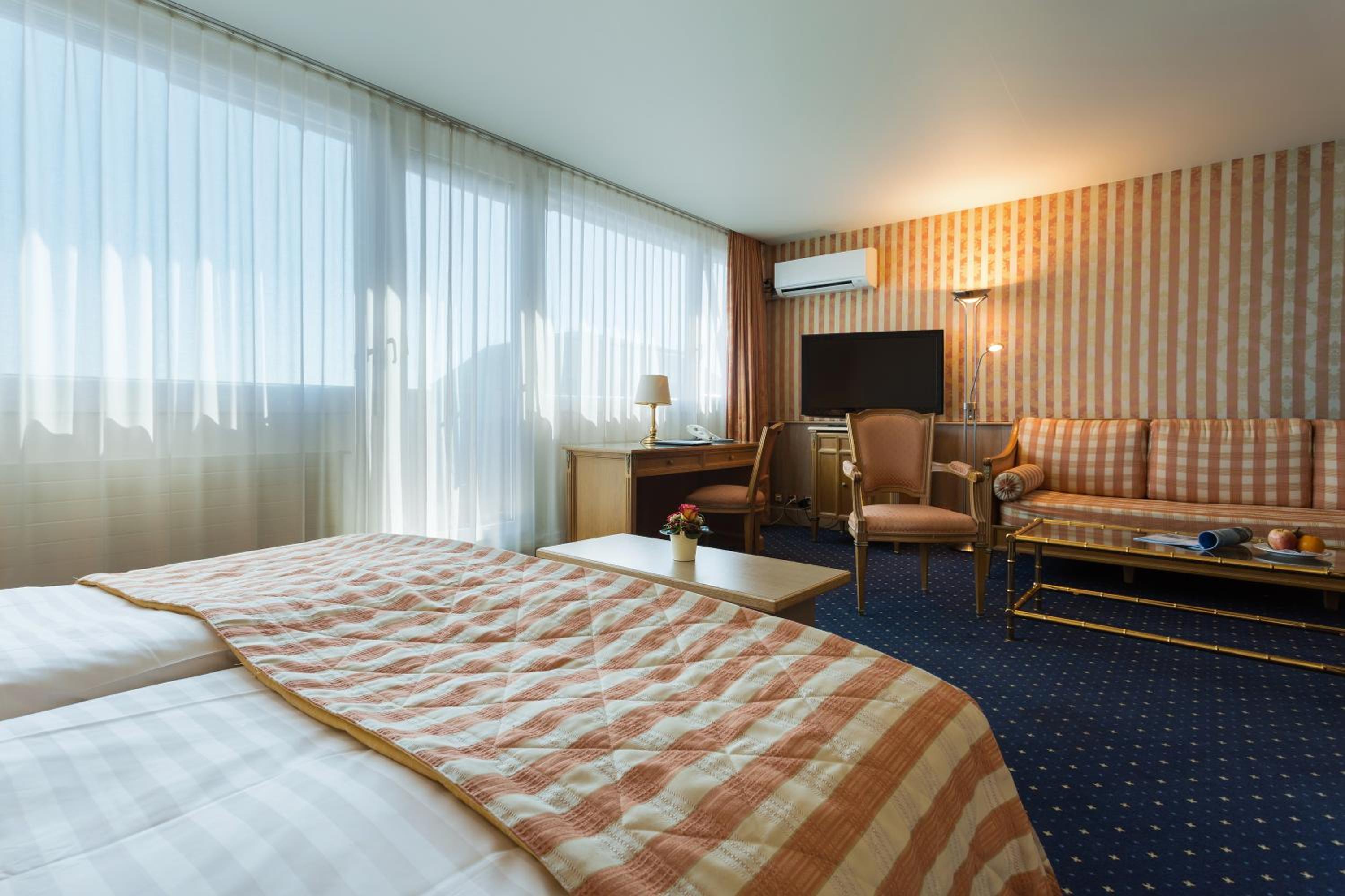 Double Room with Lake View - Photo 3