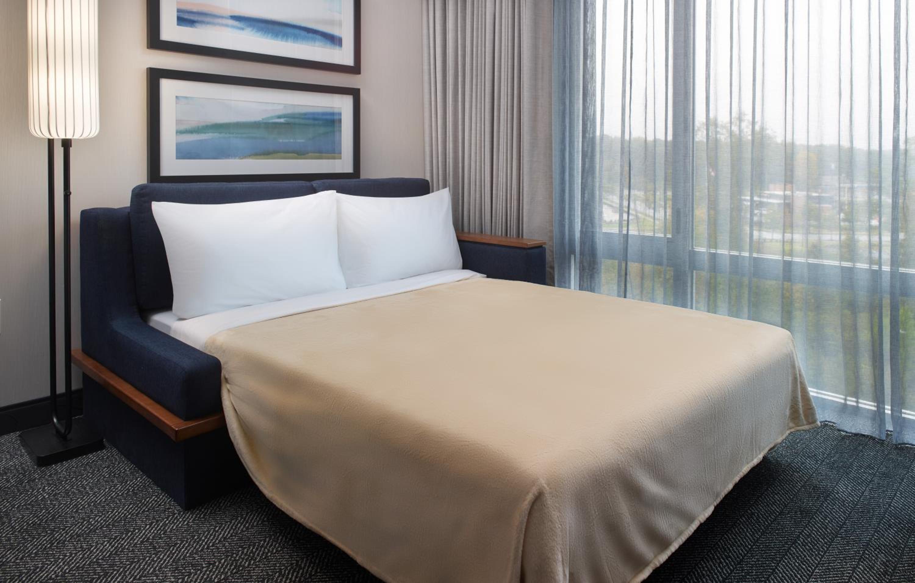 Standard King Room with Adapted Tub - Mobility Accessible photo 2