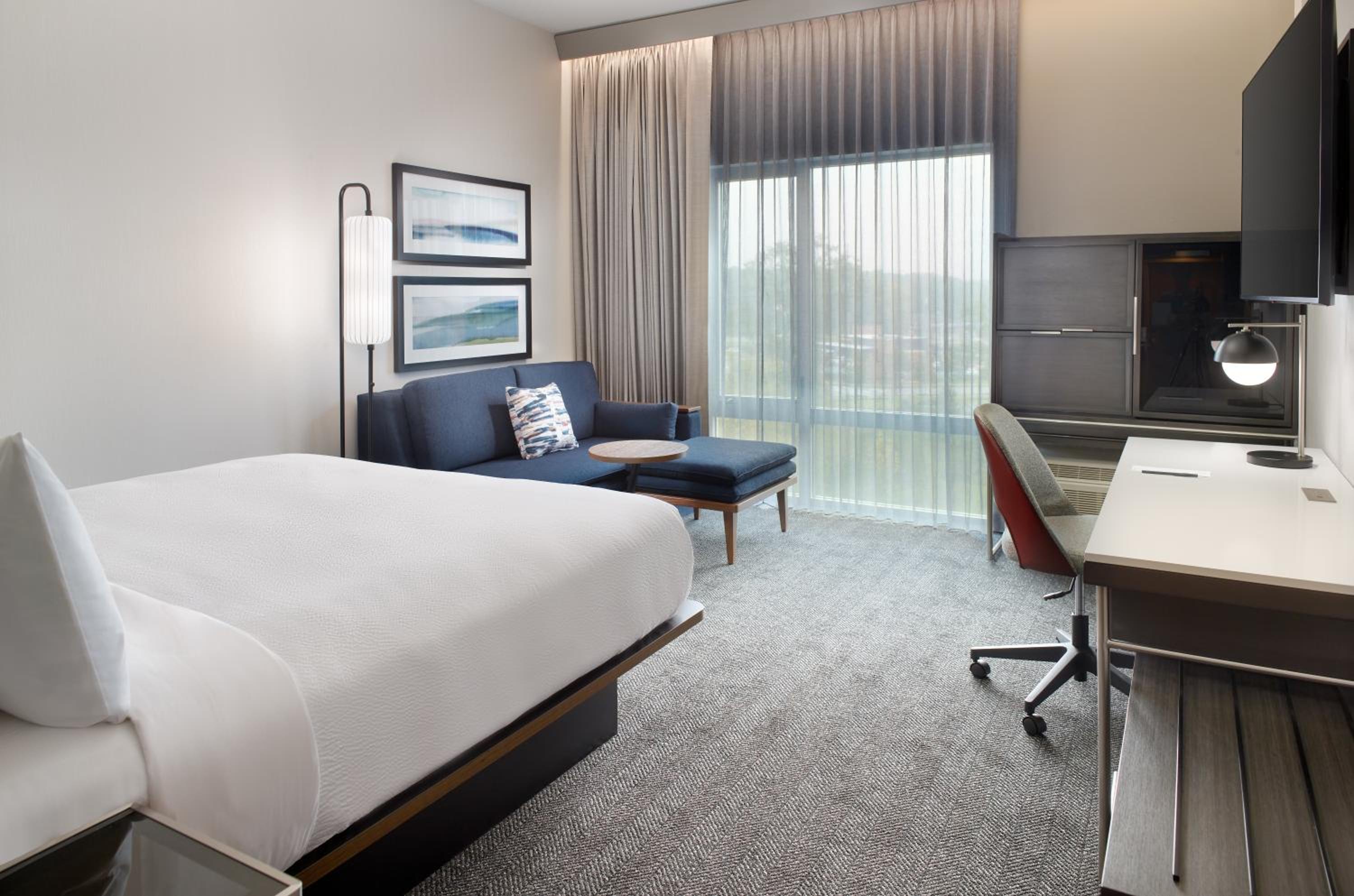 Standard King Room with Adapted Tub - Mobility Accessible photo 3