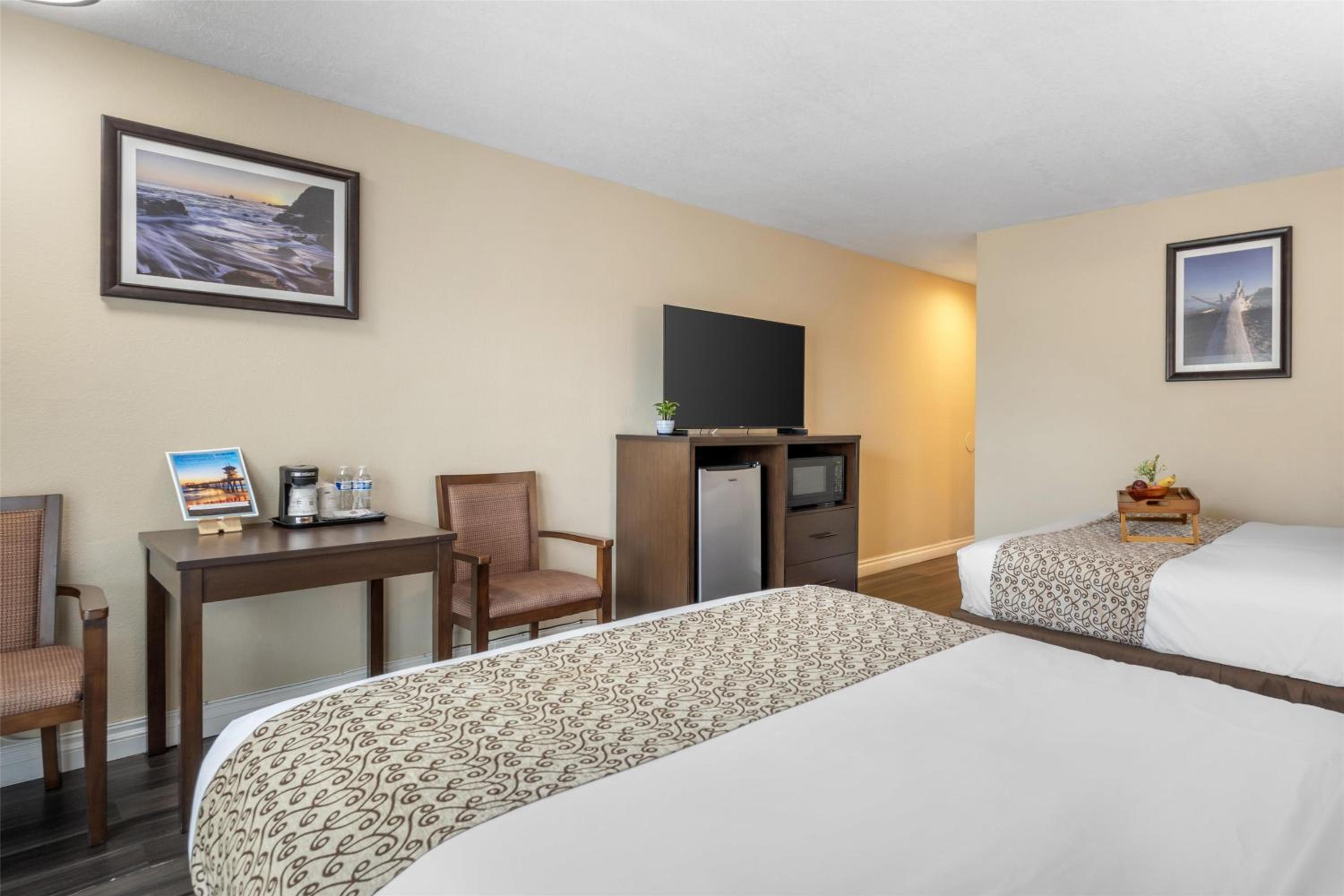 Queen Room with Two Queen Beds and Bath Tub and Patio - Disability Access/Non-Smoking - Photo 3
