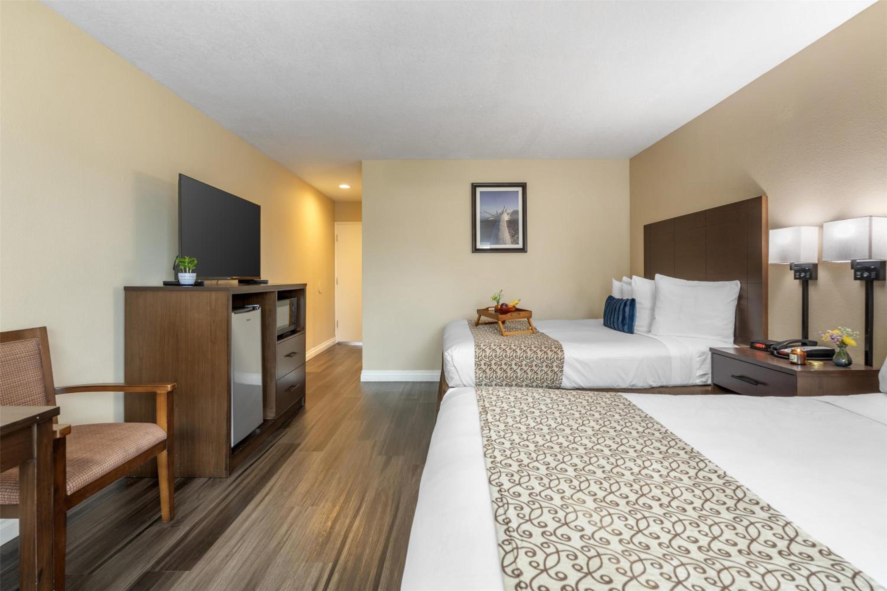 Queen Room with Two Queen Beds and Bath Tub and Patio - Disability Access/Non-Smoking - Photo 2