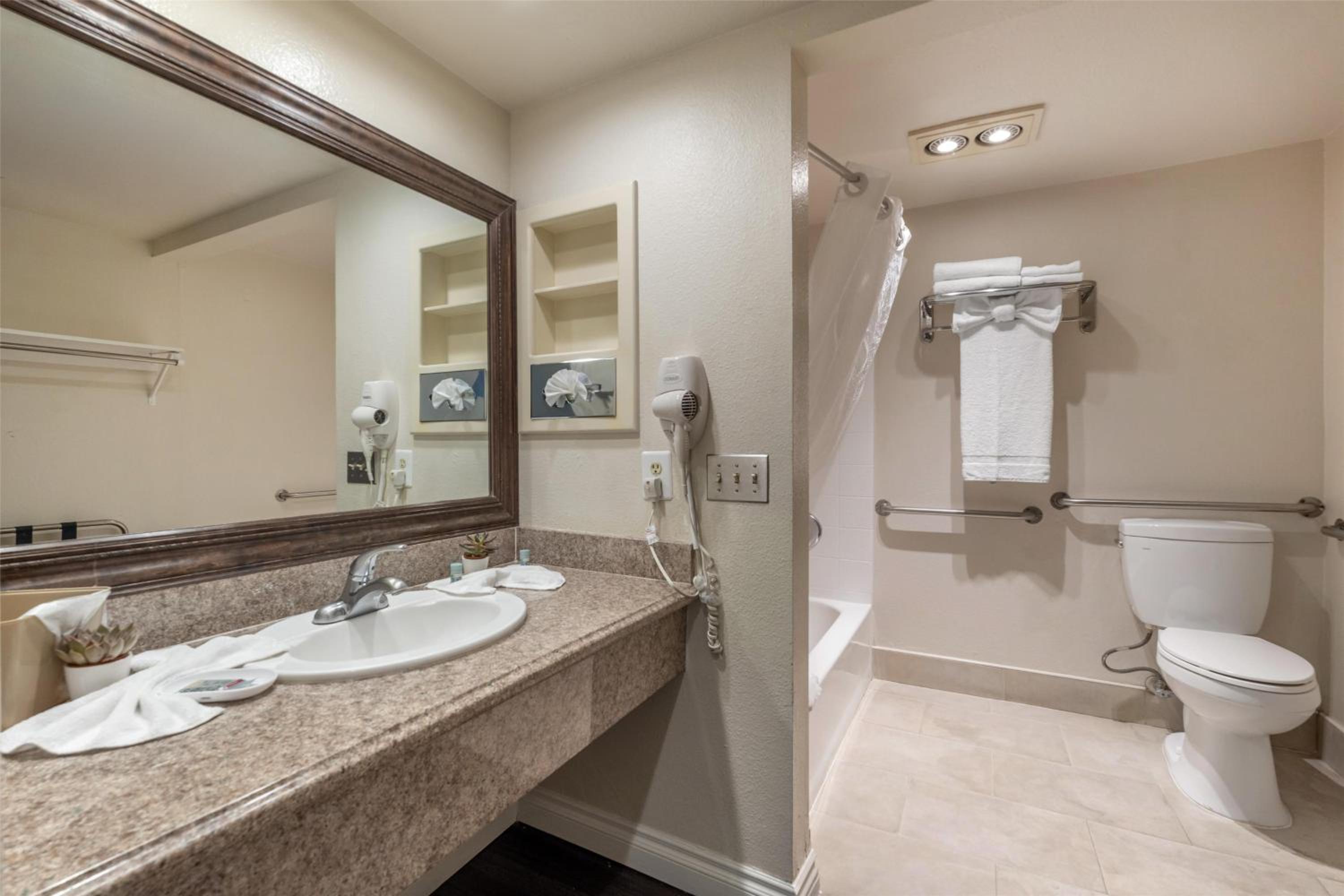 Queen Room with Two Queen Beds and Bath Tub and Patio - Disability Access/Non-Smoking - Photo 5