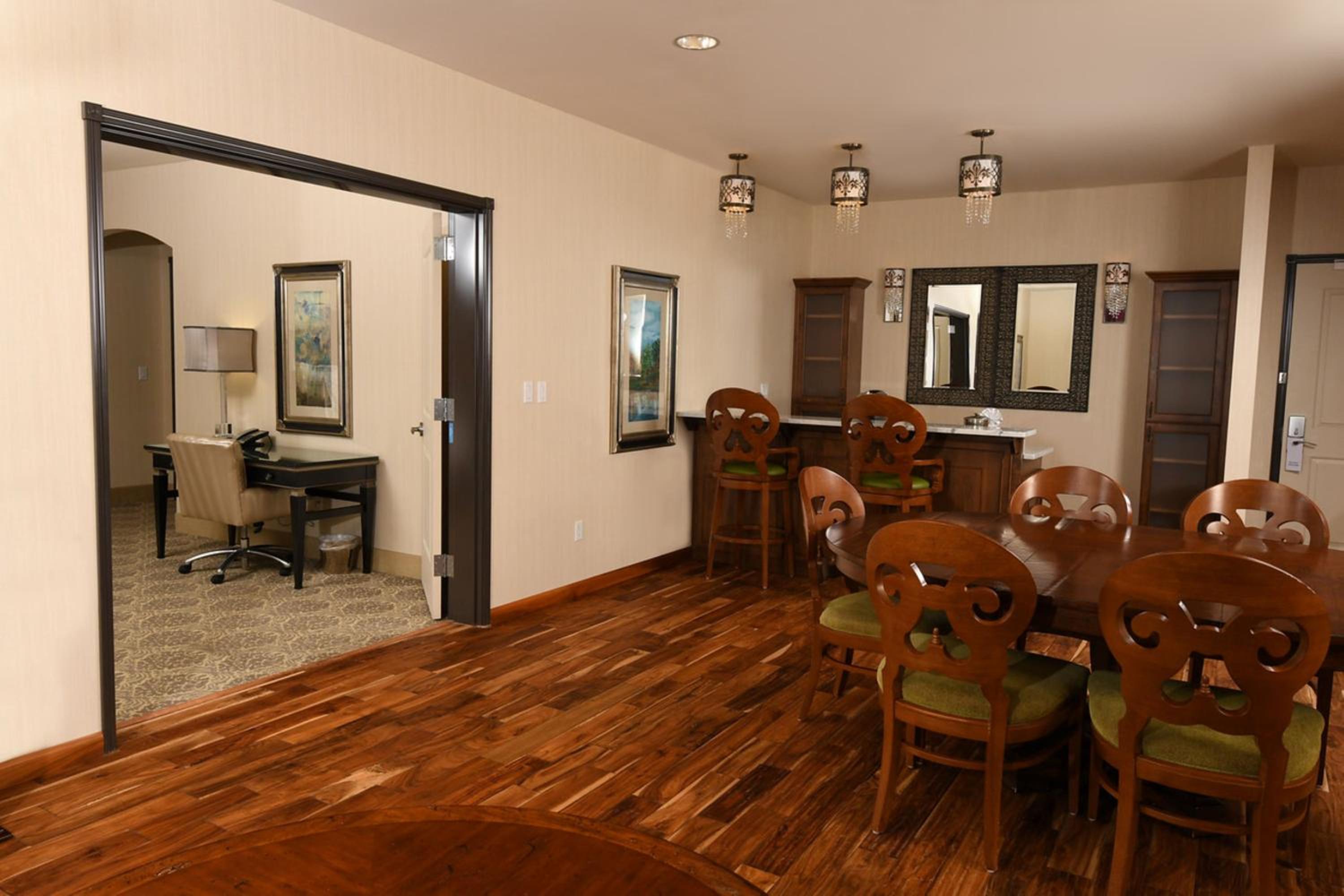 One-Bedroom King Suite - Hearing Accessible
