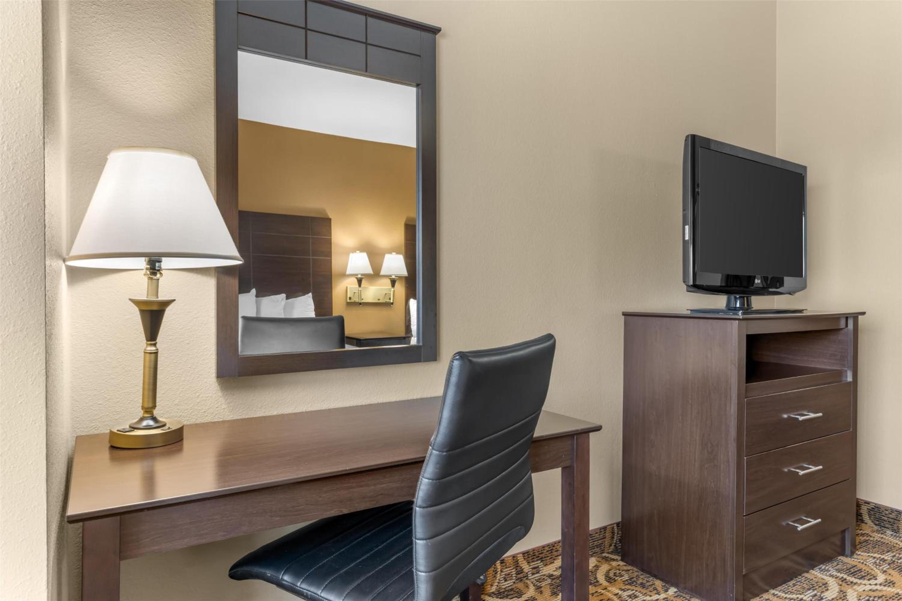Queen Room with Two Queen Beds and Roll-In Shower - Mobility Accessible/Non-Smoking - Photo 3