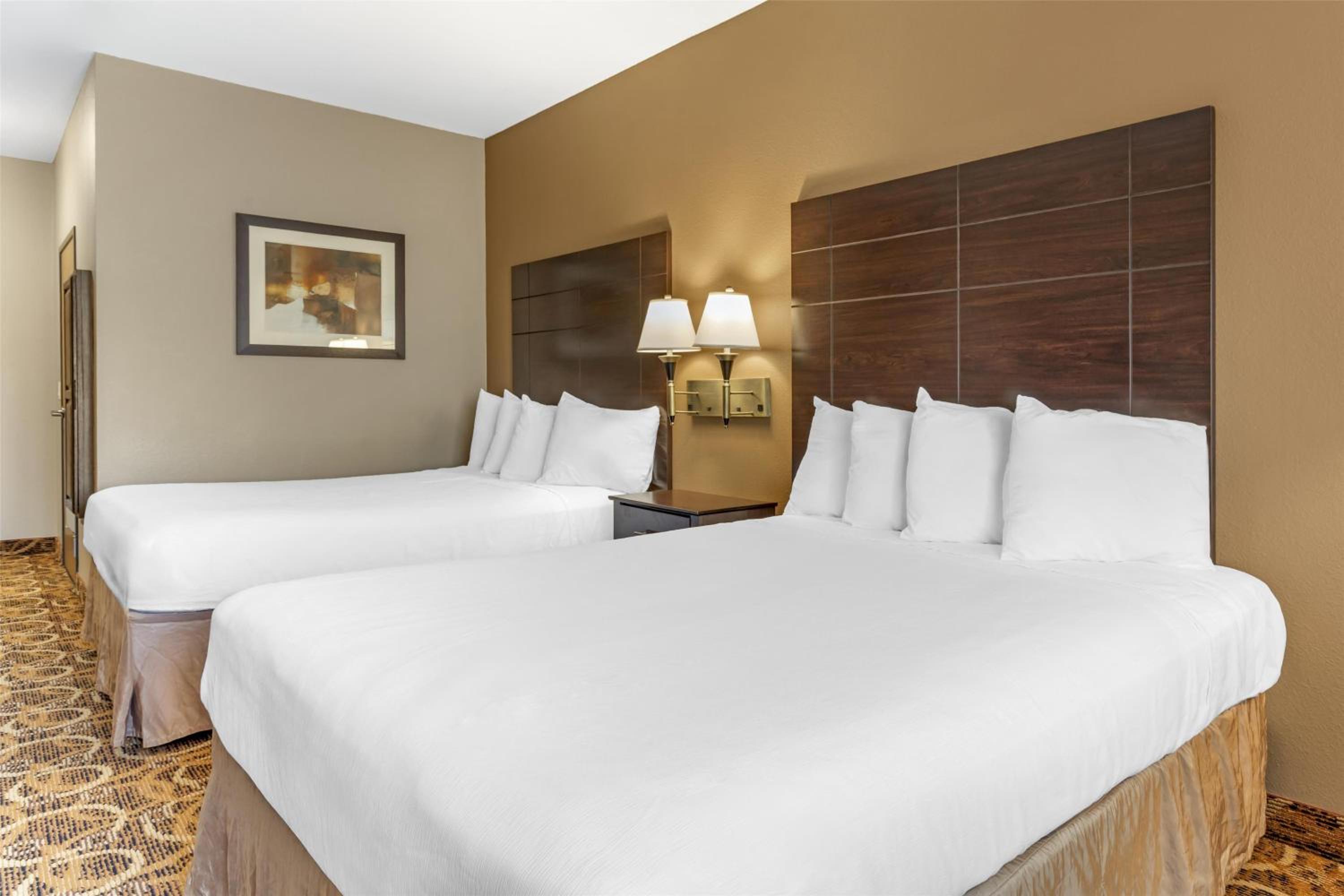 Queen Room with Two Queen Beds and Roll-In Shower - Mobility Accessible/Non-Smoking - Photo 2