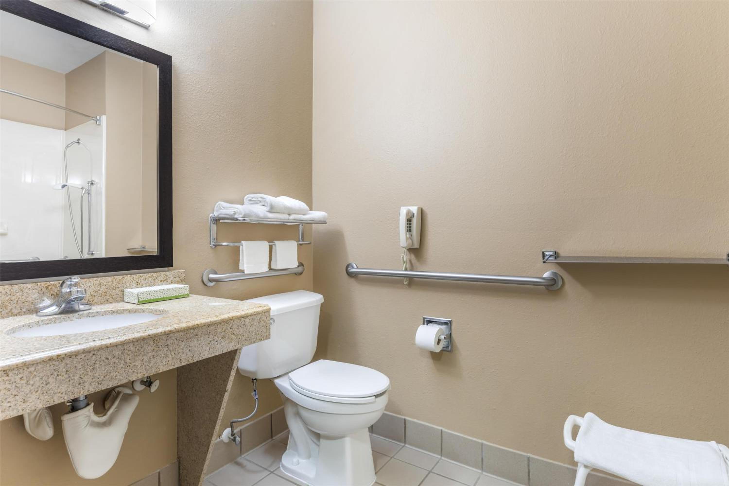 Queen Room with Two Queen Beds and Roll-In Shower - Mobility Accessible/Non-Smoking - Photo 4