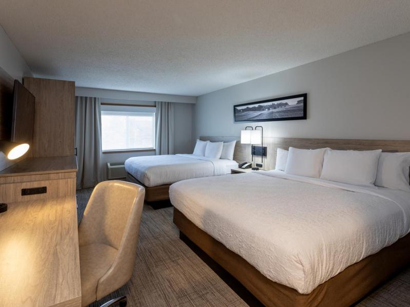 Standard Queen Room with Two Queen Beds photo 2