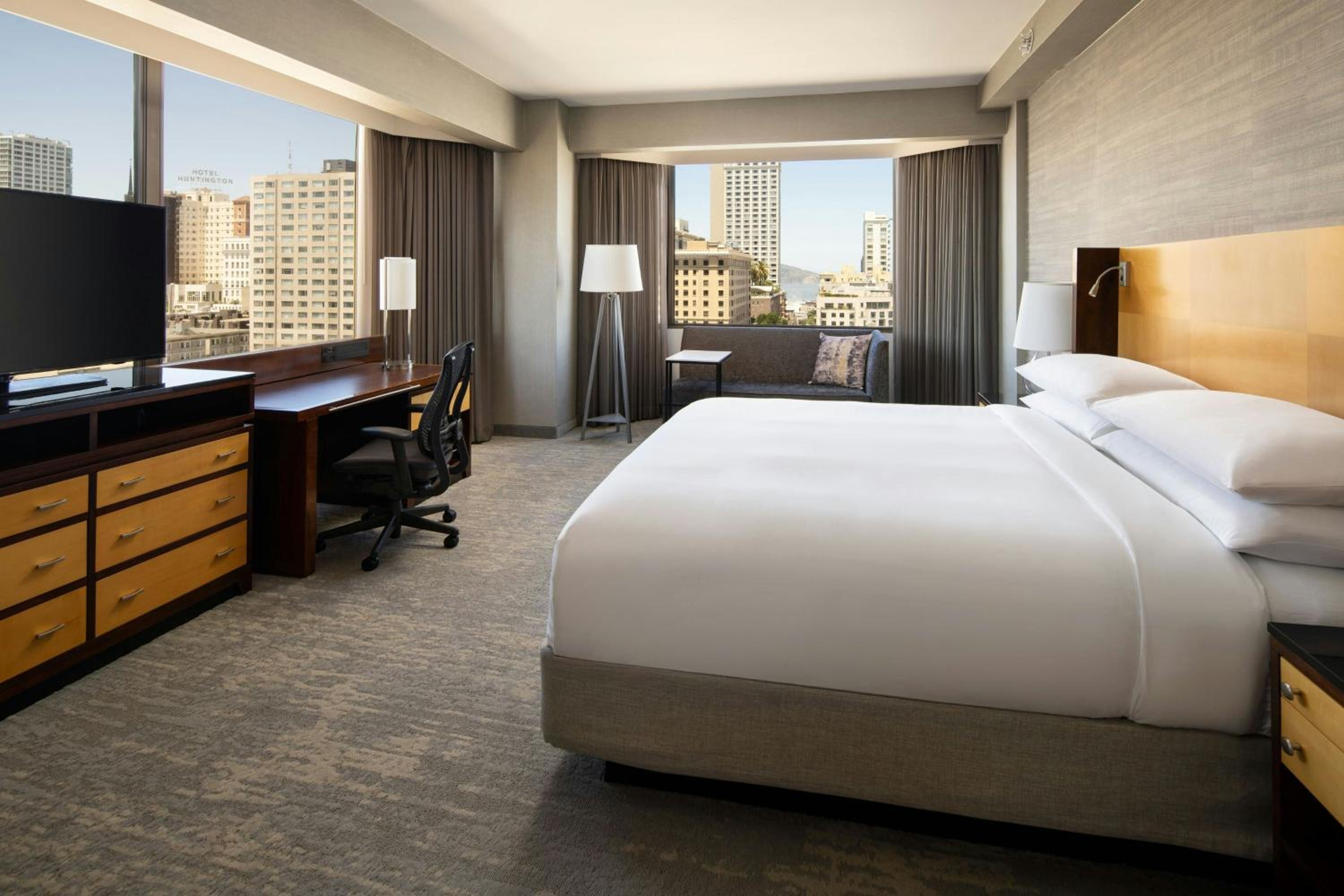 King Room - High Floor/Club Lounge Access/Mobility Accessible with Roll-In Shower - Photo 5