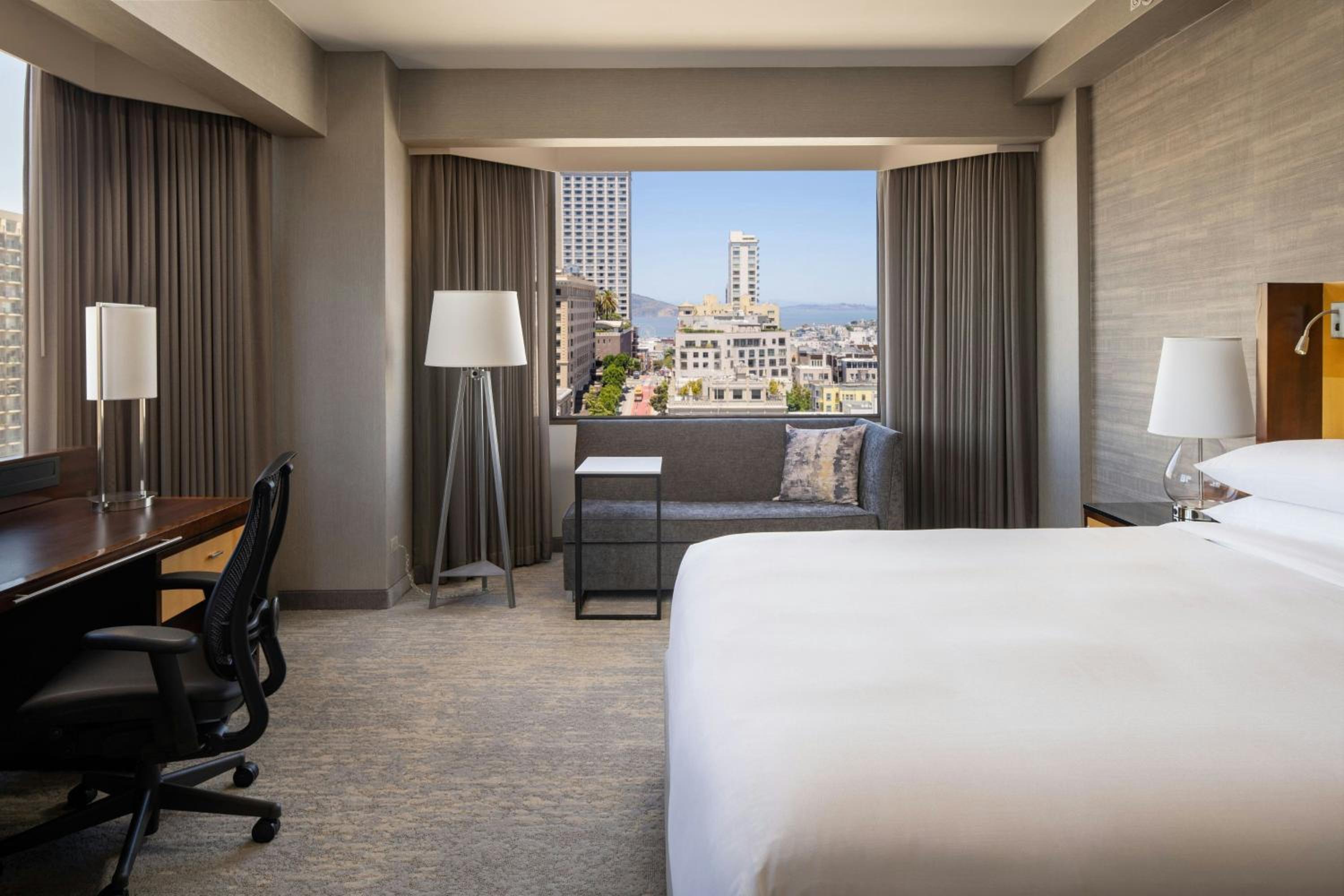 King Room - High Floor/Club Lounge Access/Mobility Accessible with Roll-In Shower - Photo 4
