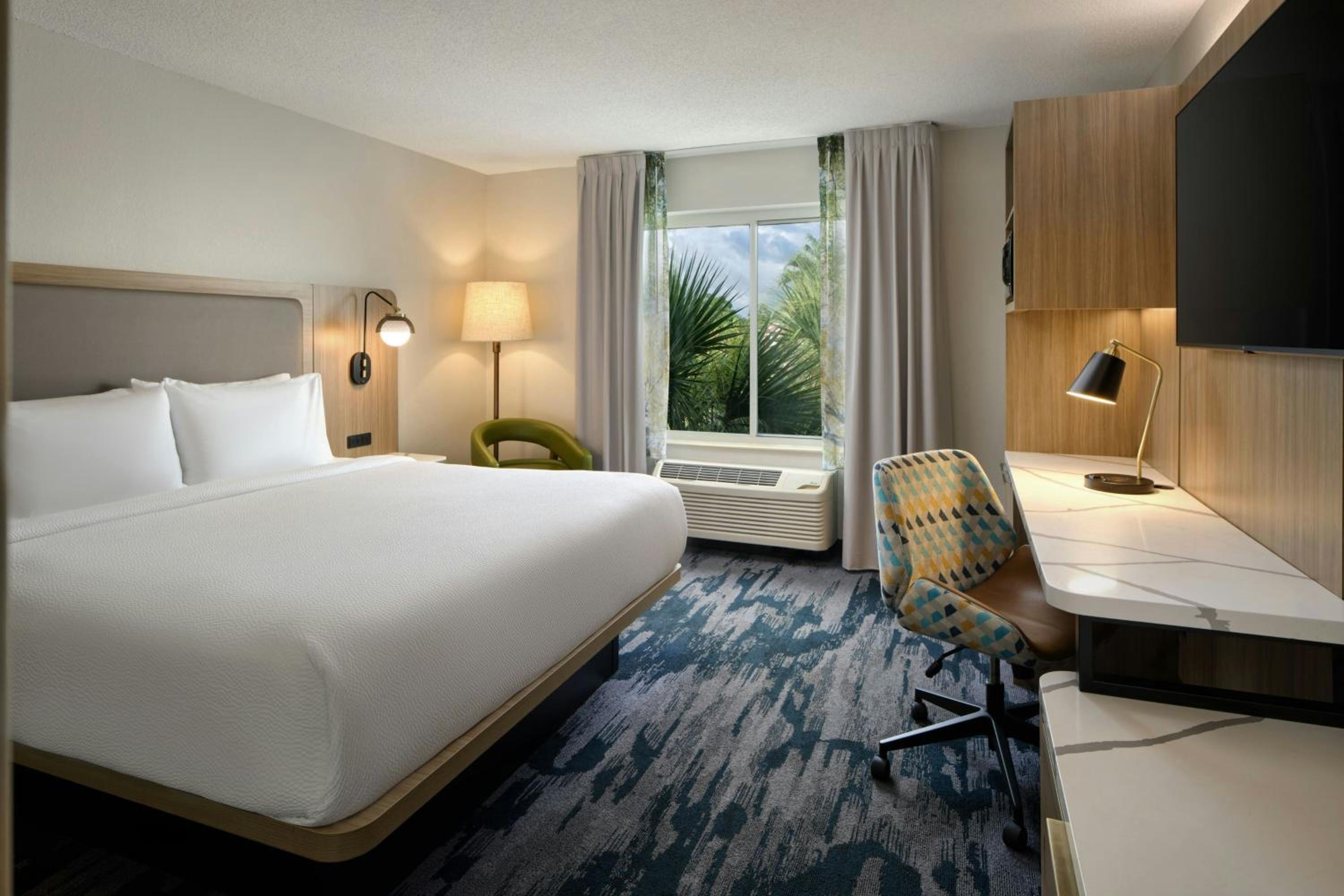 King Room with Bathtub - Mobility Access/Hearing Accessible photo 1