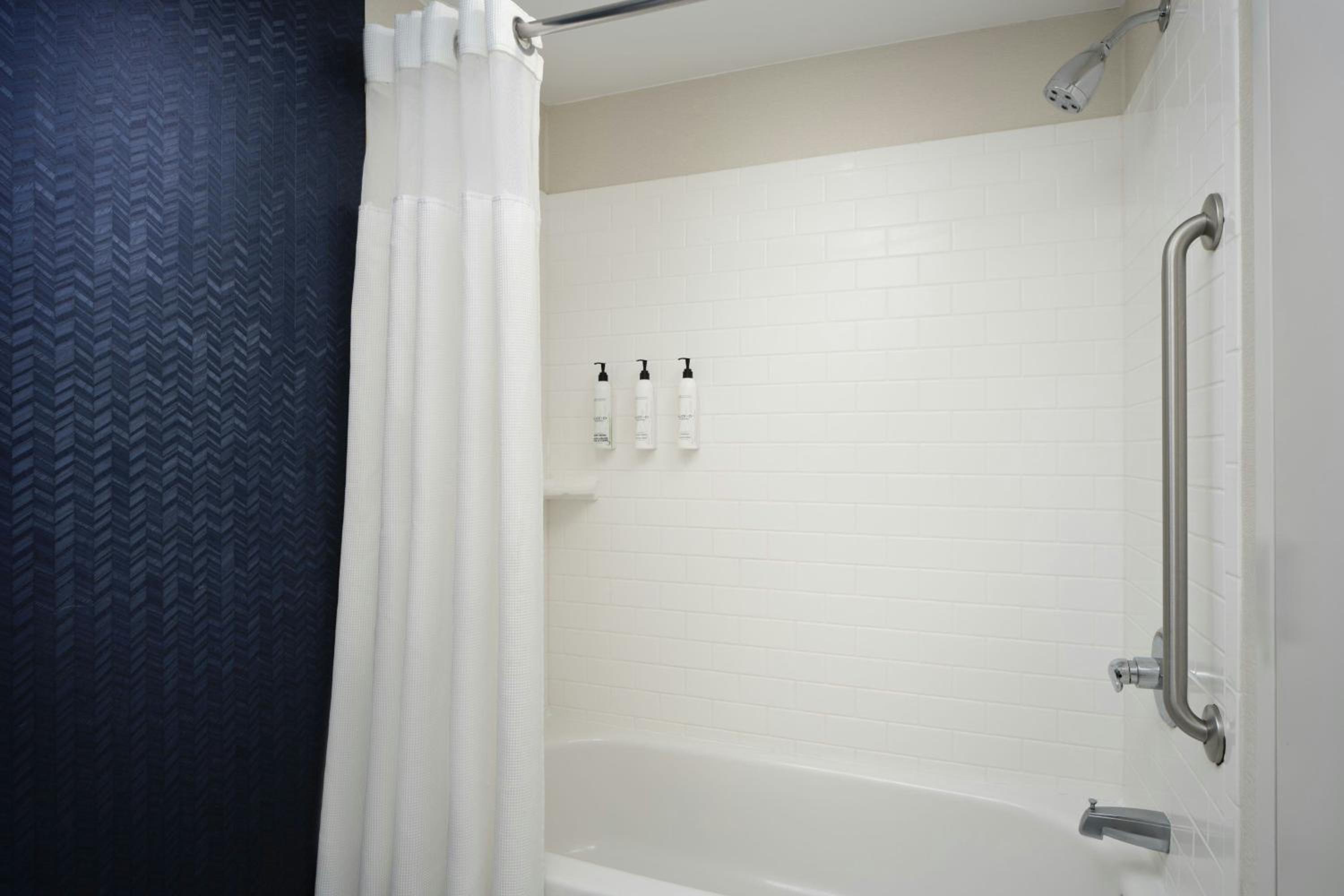 Large Queen Room with Two Queen Beds with Sofa Bed and Roll-In Shower - Mobility and Hearing Accessible - Photo 5