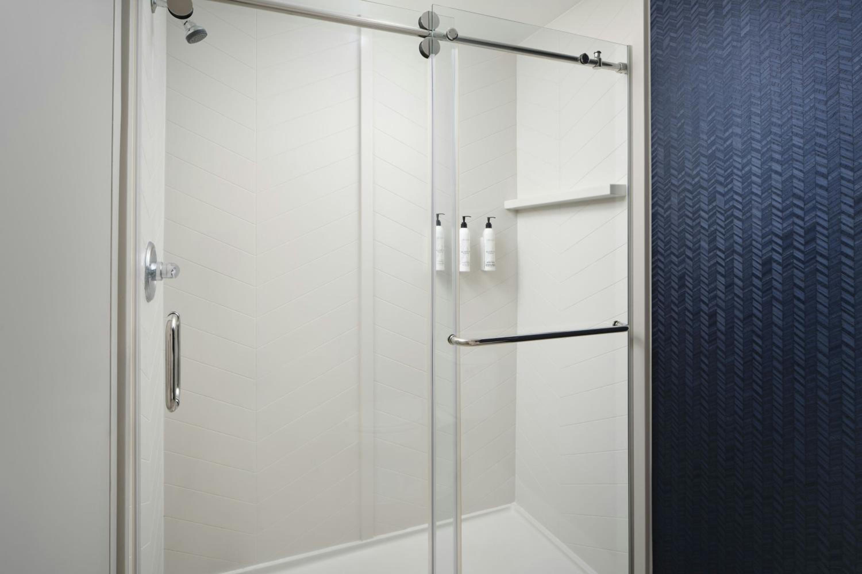 Large Queen Room with Two Queen Beds with Sofa Bed and Roll-In Shower - Mobility and Hearing Accessible - Photo 6