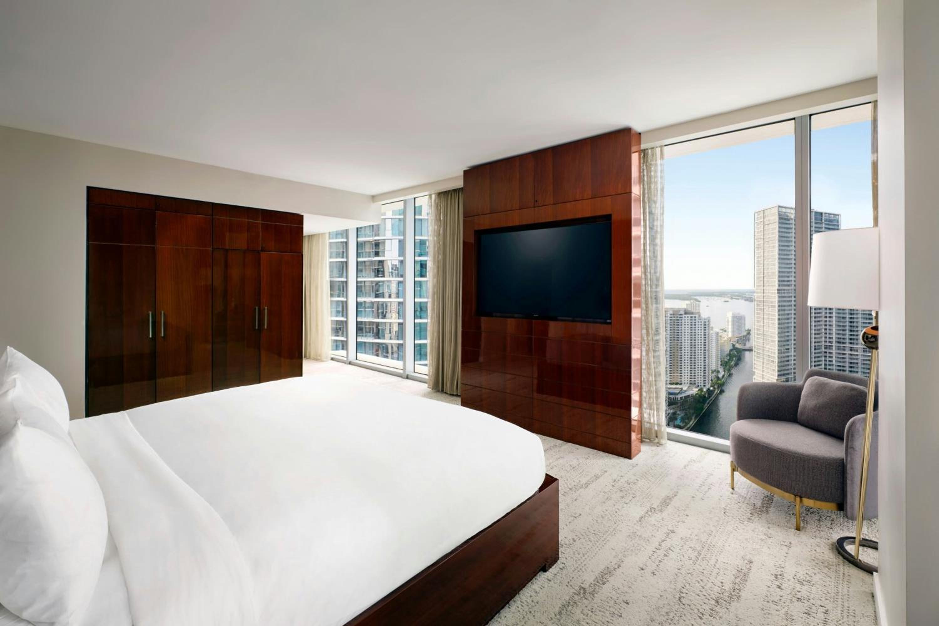 1 Bedroom Suite, 1 King, Corner room (Hearing Accessible) thumbnail 6