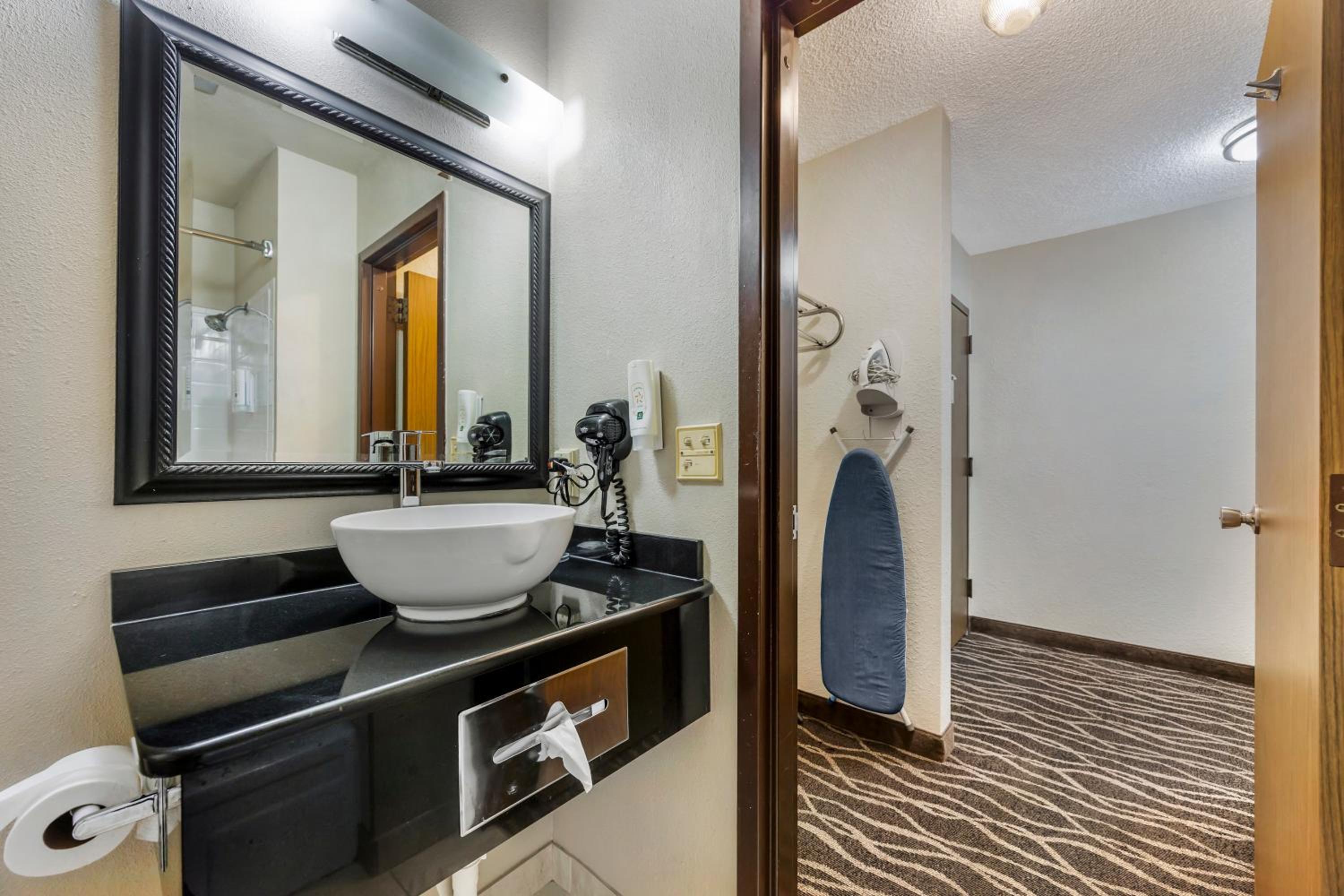 Queen Room with Two Queen Beds and Golf Course View - Non-Smoking