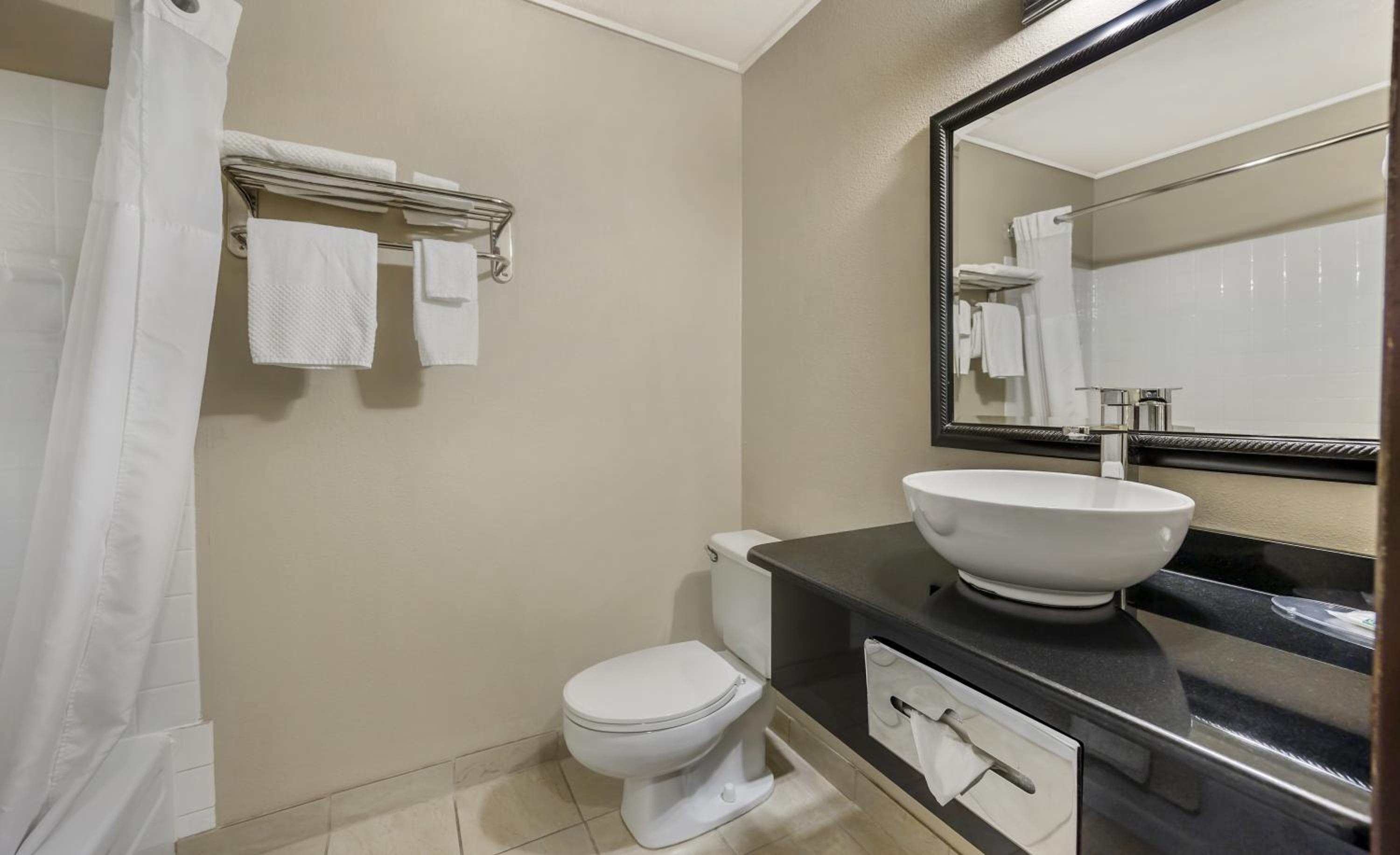 Queen Room with Two Queen Beds and Golf Course View - Non-Smoking photo 3