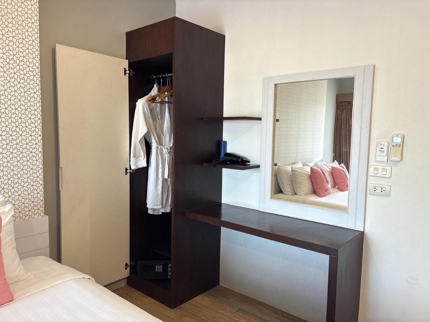 Deluxe King Room photo 1