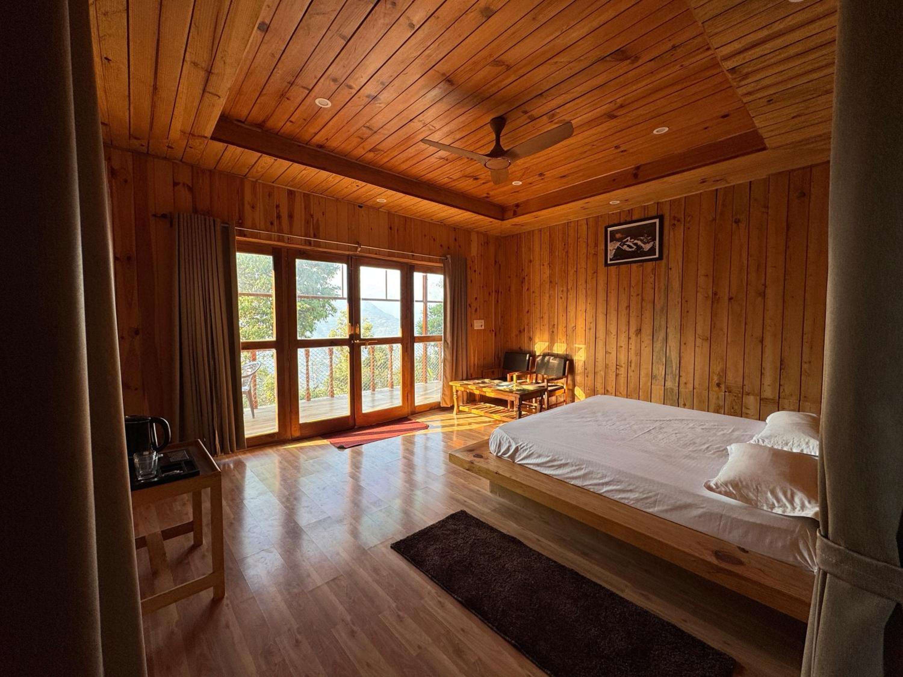 Deluxe Double Room with Balcony photo 3