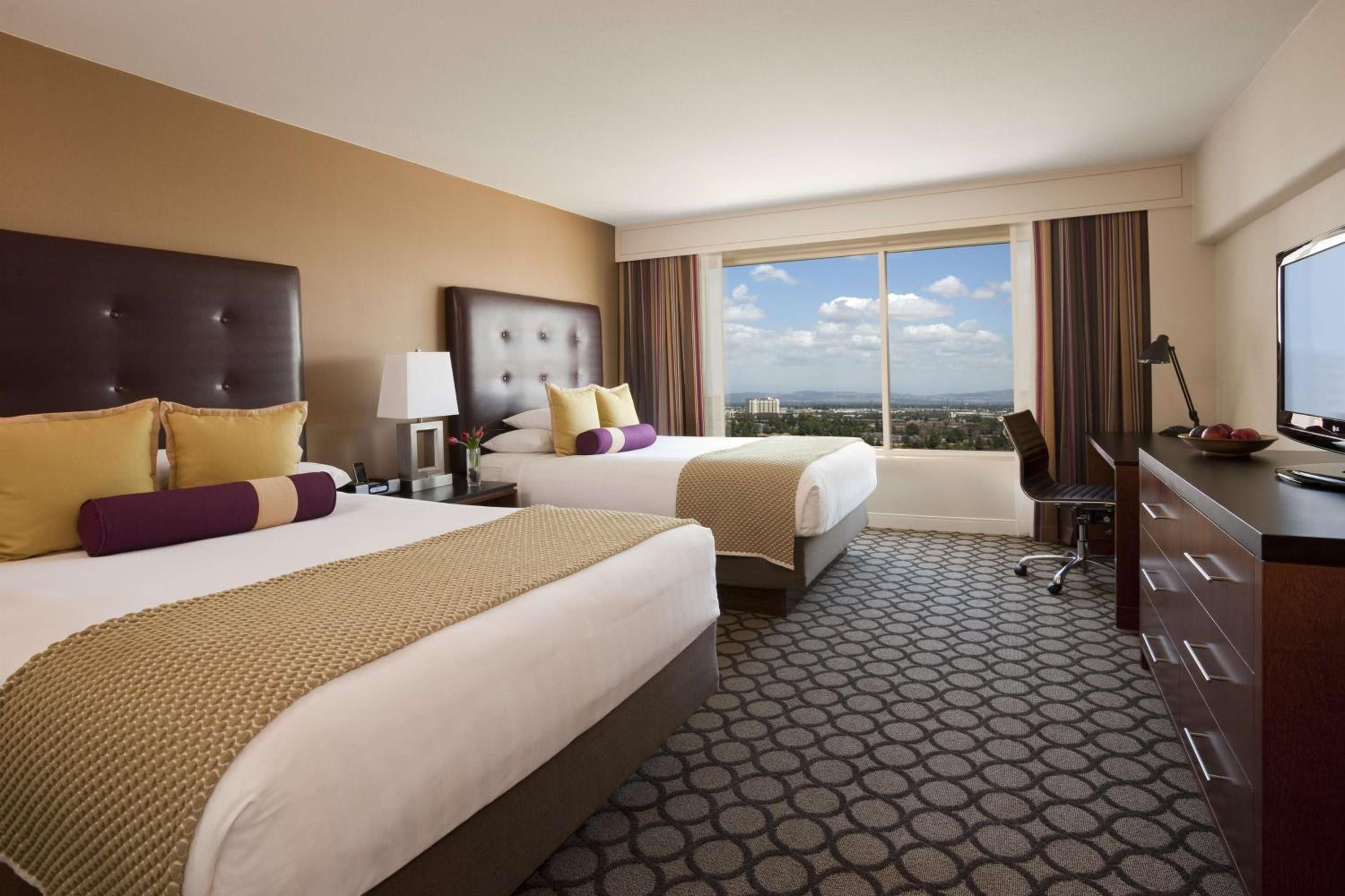 Queen Room with Two Queen Beds - Photo 4
