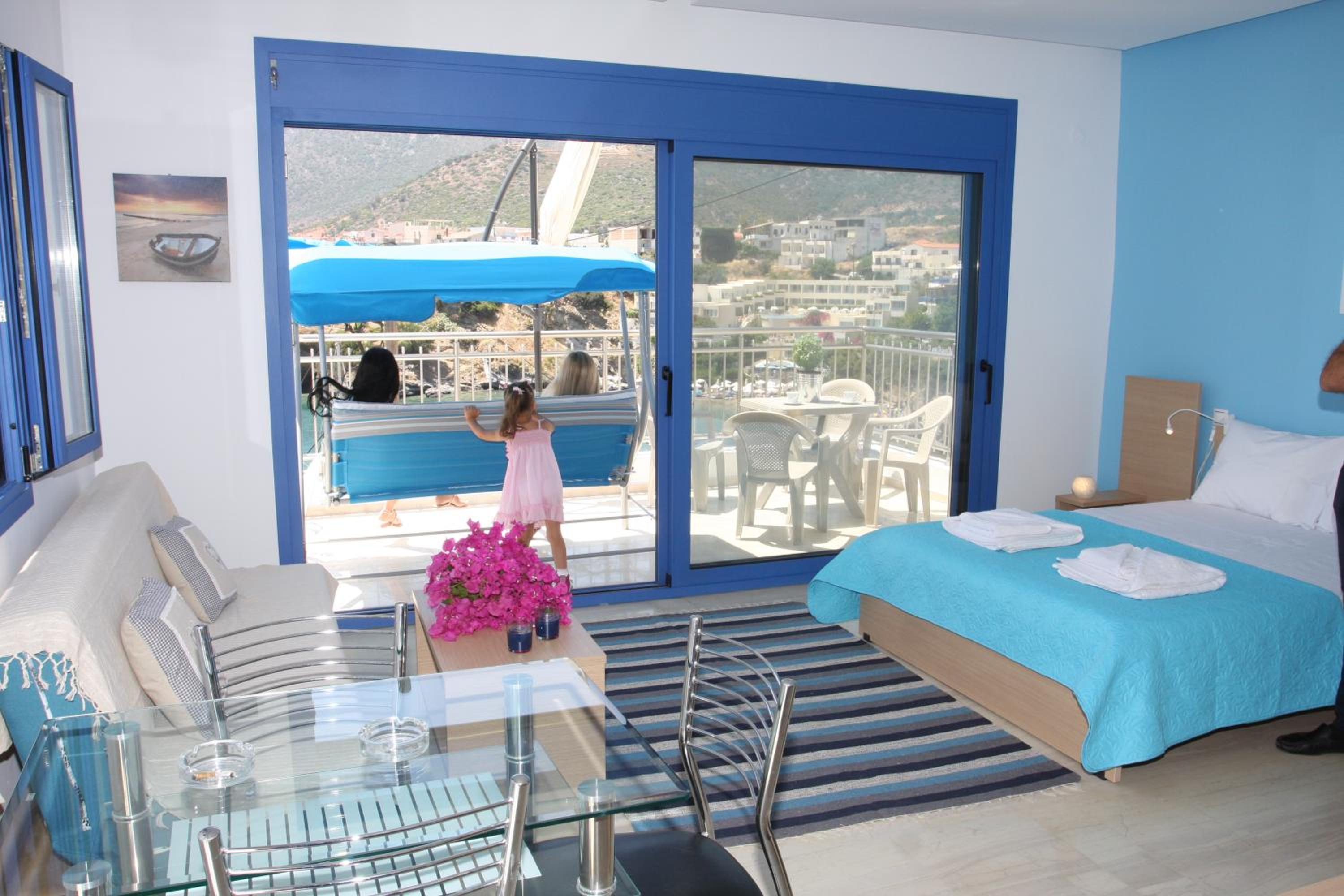 Apartment with Balcony - Photo 3