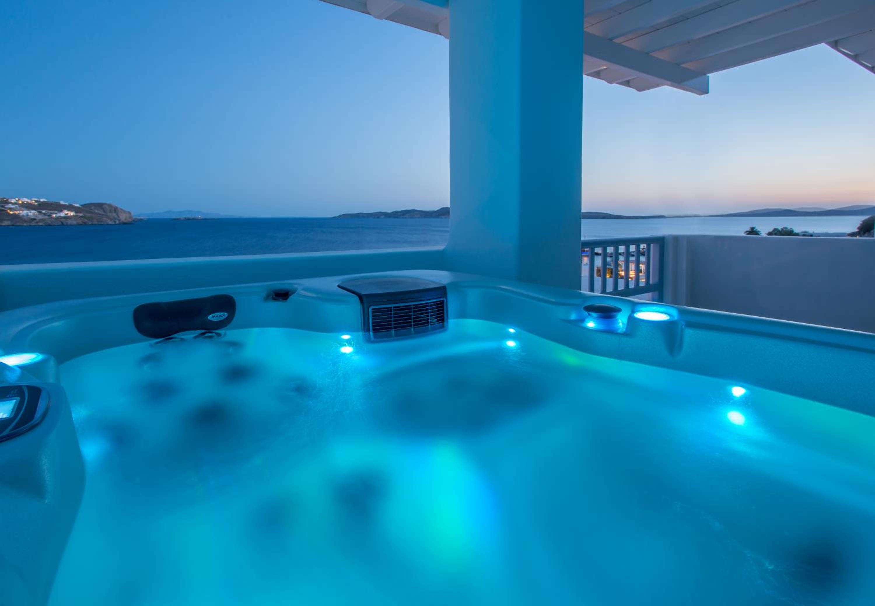 Grand Suite with Sea View and Outdoor Hot Tub - Photo 14