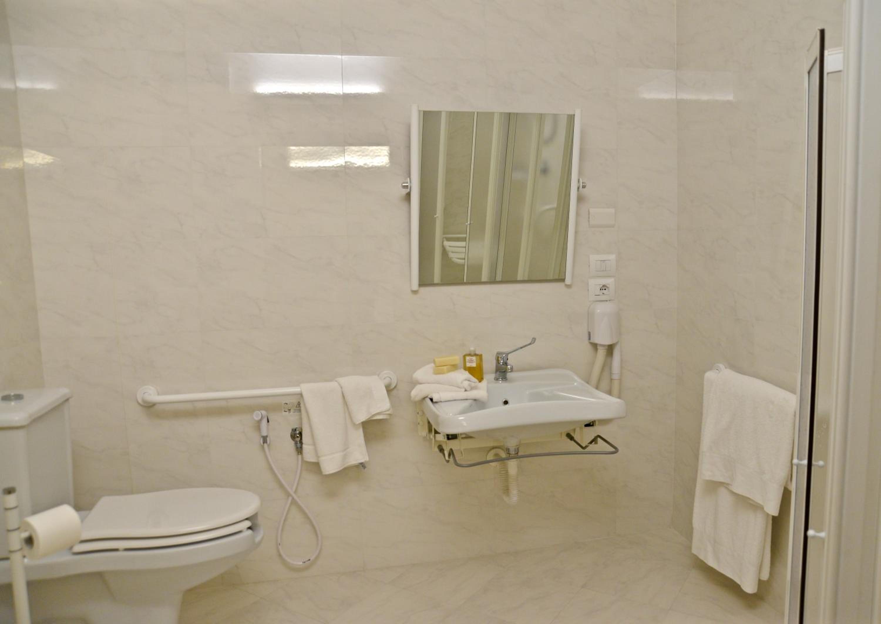 Twin Room - Disability Access photo 3