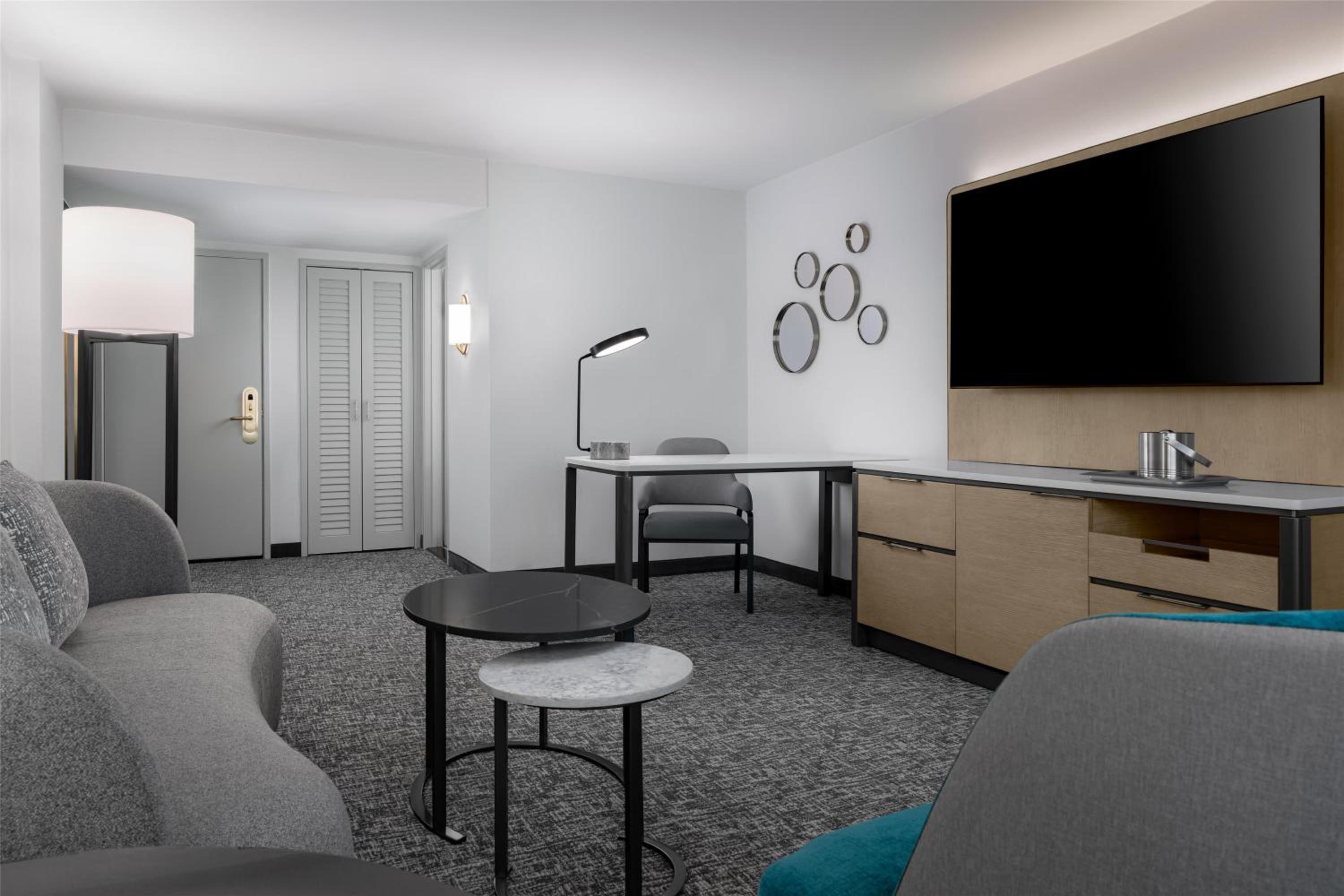 Superior One-Bedroom Suite with Two Queen Beds photo 1