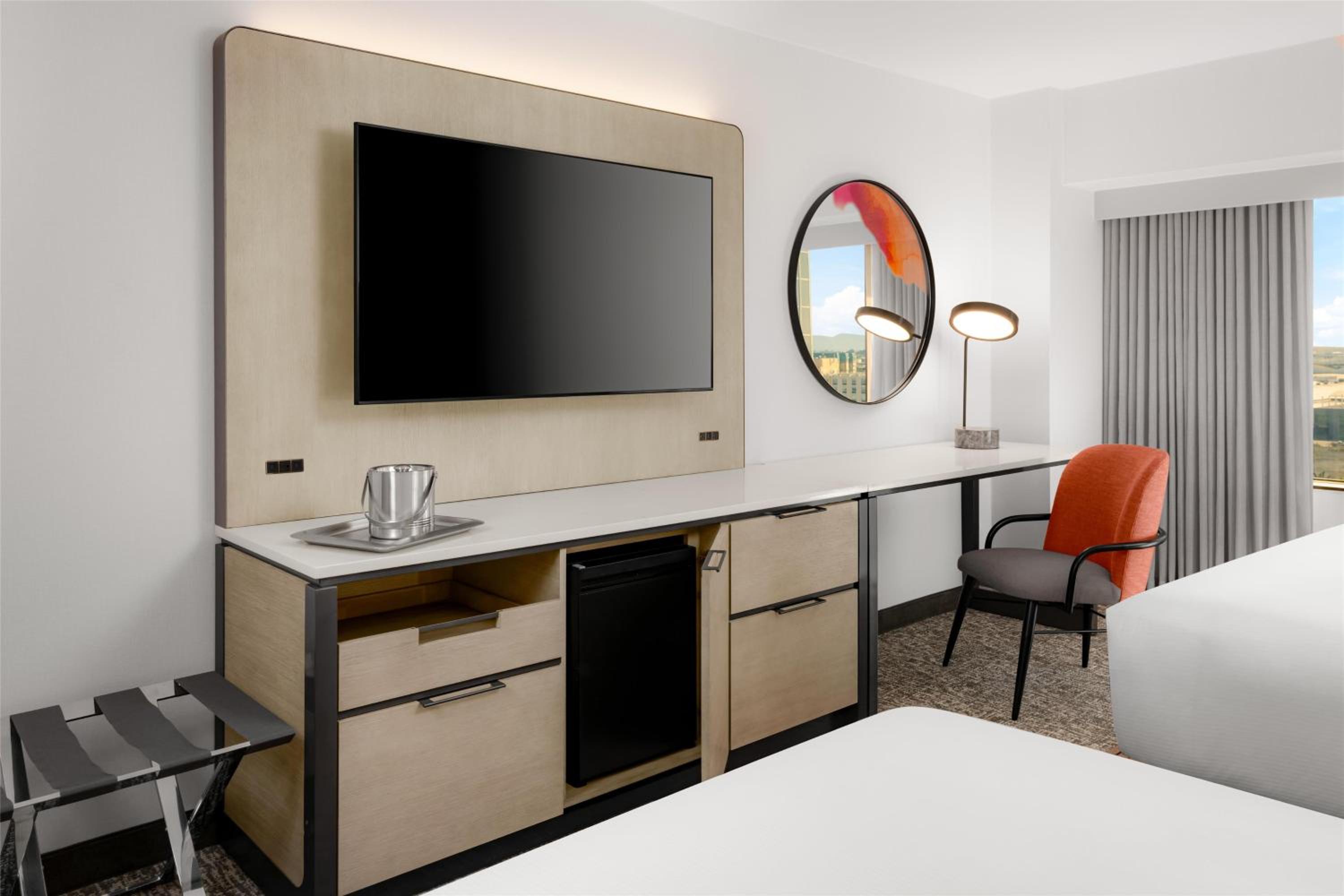 Superior One-Bedroom Suite with Two Queen Beds photo 3