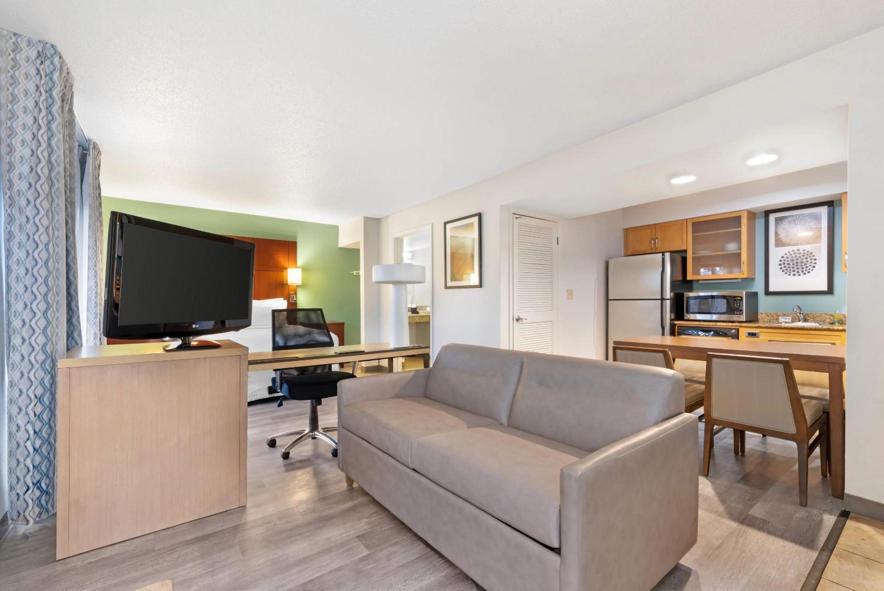 Queen Room with Disability access and Roll-In Shower photo 1