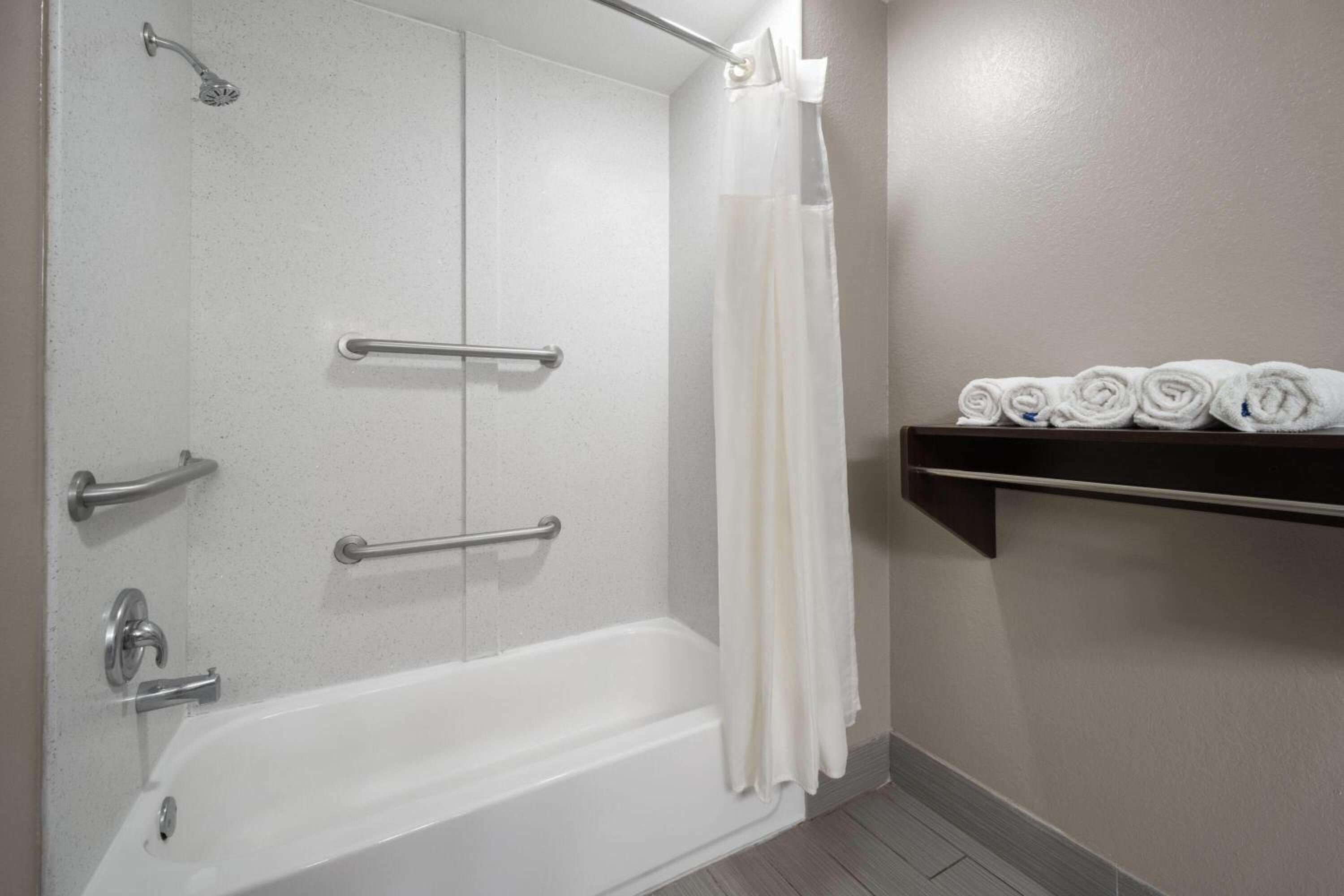King Room with Bathtub with Grab Bars - Mobility Accessible/Non-Smoking photo 2