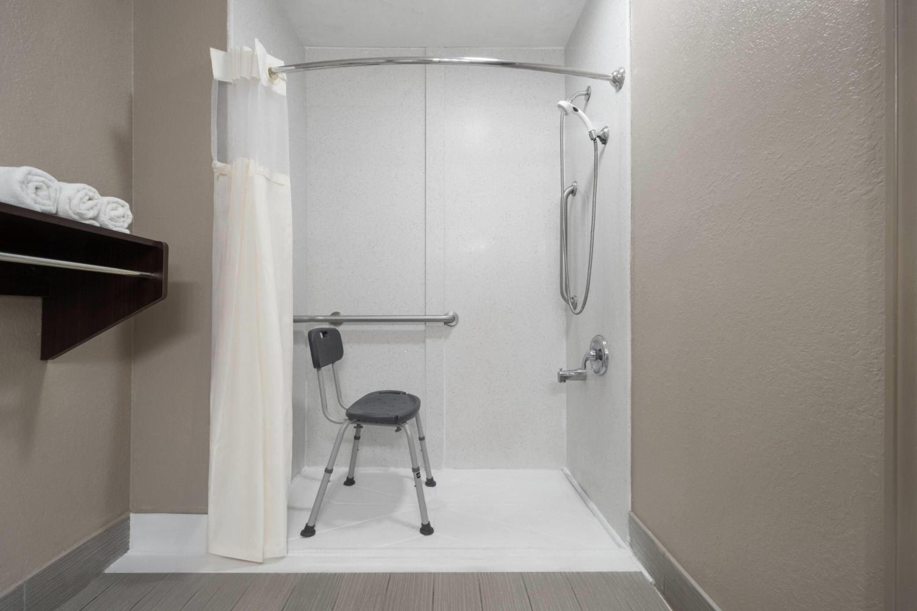 King Room with Roll-in Shower - Mobility Access/Non-Smoking photo 2